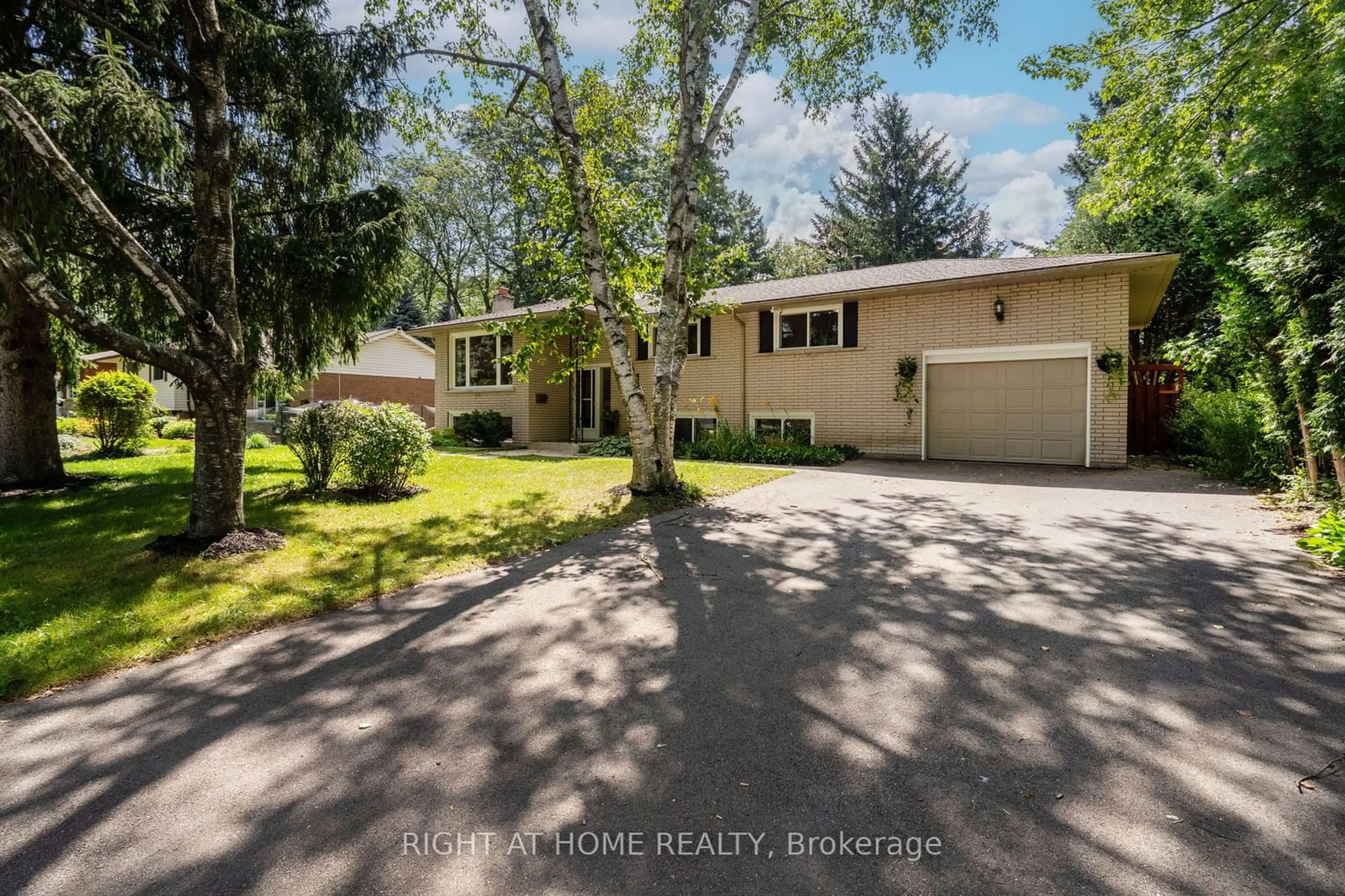 A pic from outside/outdoor area/front of a property/back of a property/a pic from drone, street for 470 John Frederick Dr, Hamilton Ontario L9G 2R2