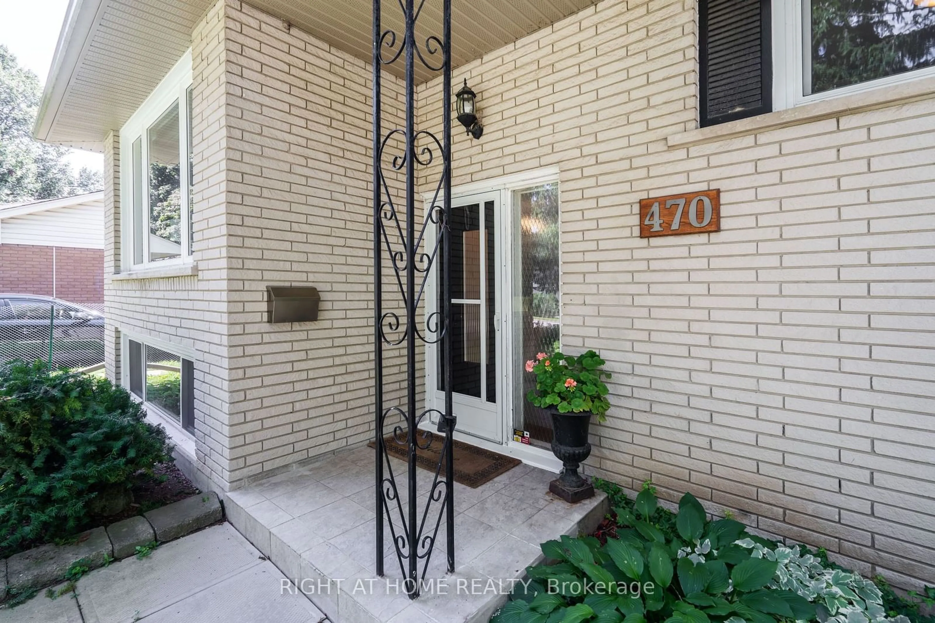 Indoor entryway for 470 John Frederick Dr, Hamilton Ontario L9G 2R2