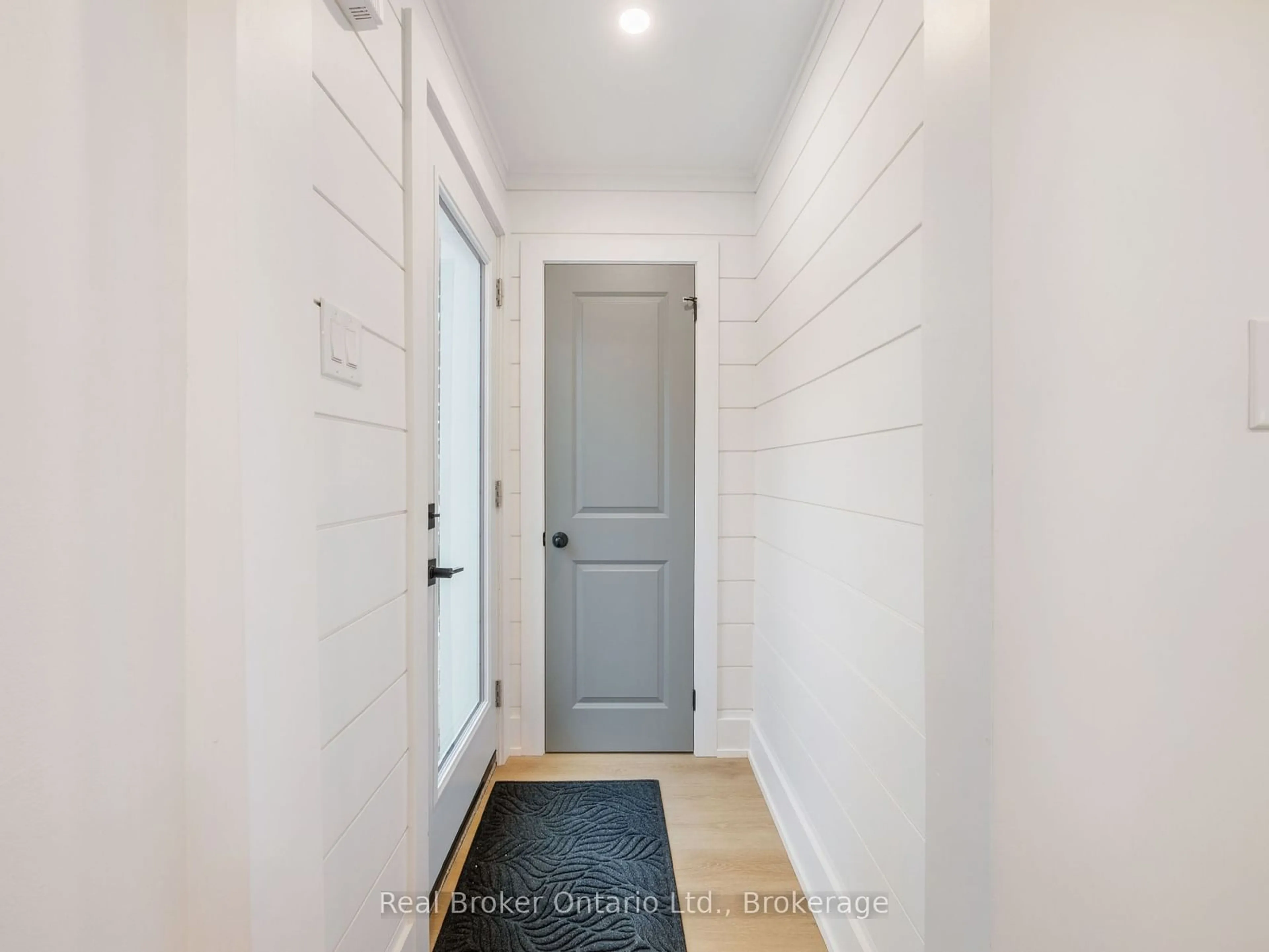 Indoor entryway for 51 Woodbridge Rd, Hamilton Ontario L8K 3C8