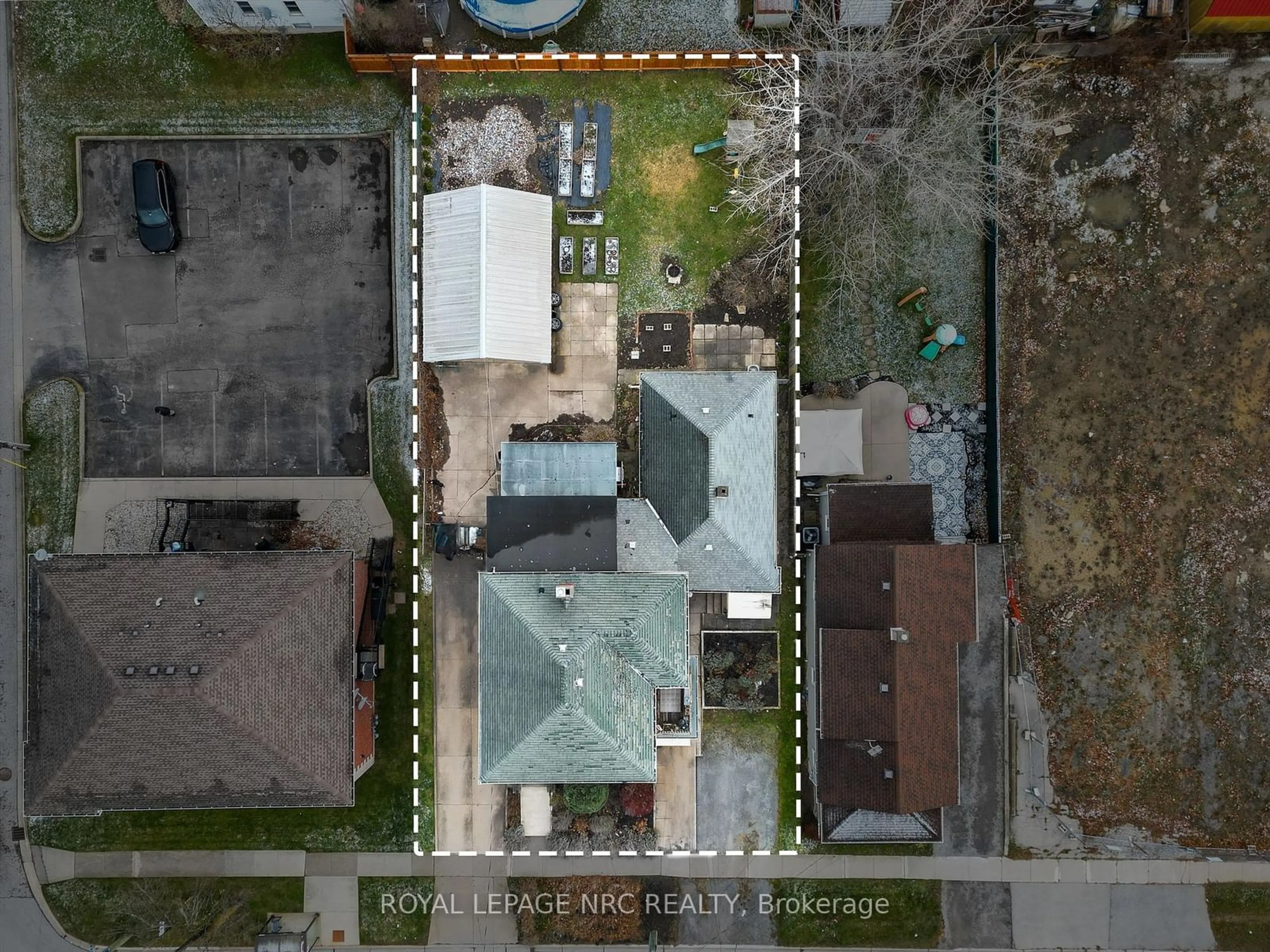 A pic from outside/outdoor area/front of a property/back of a property/a pic from drone, street for 6 Ormond St, Thorold Ontario L2V 1Y1