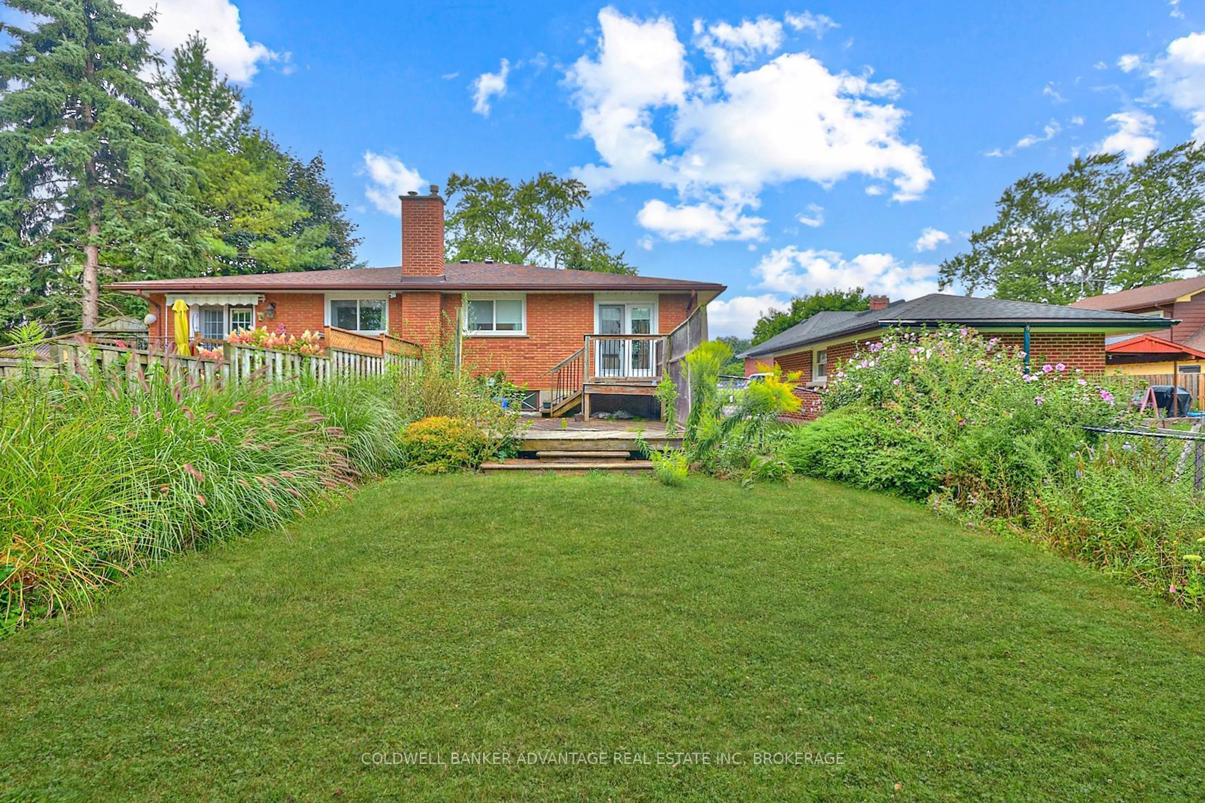 A pic from outside/outdoor area/front of a property/back of a property/a pic from drone, unknown for 1439 STATION St, Pelham Ontario L0S 1E0