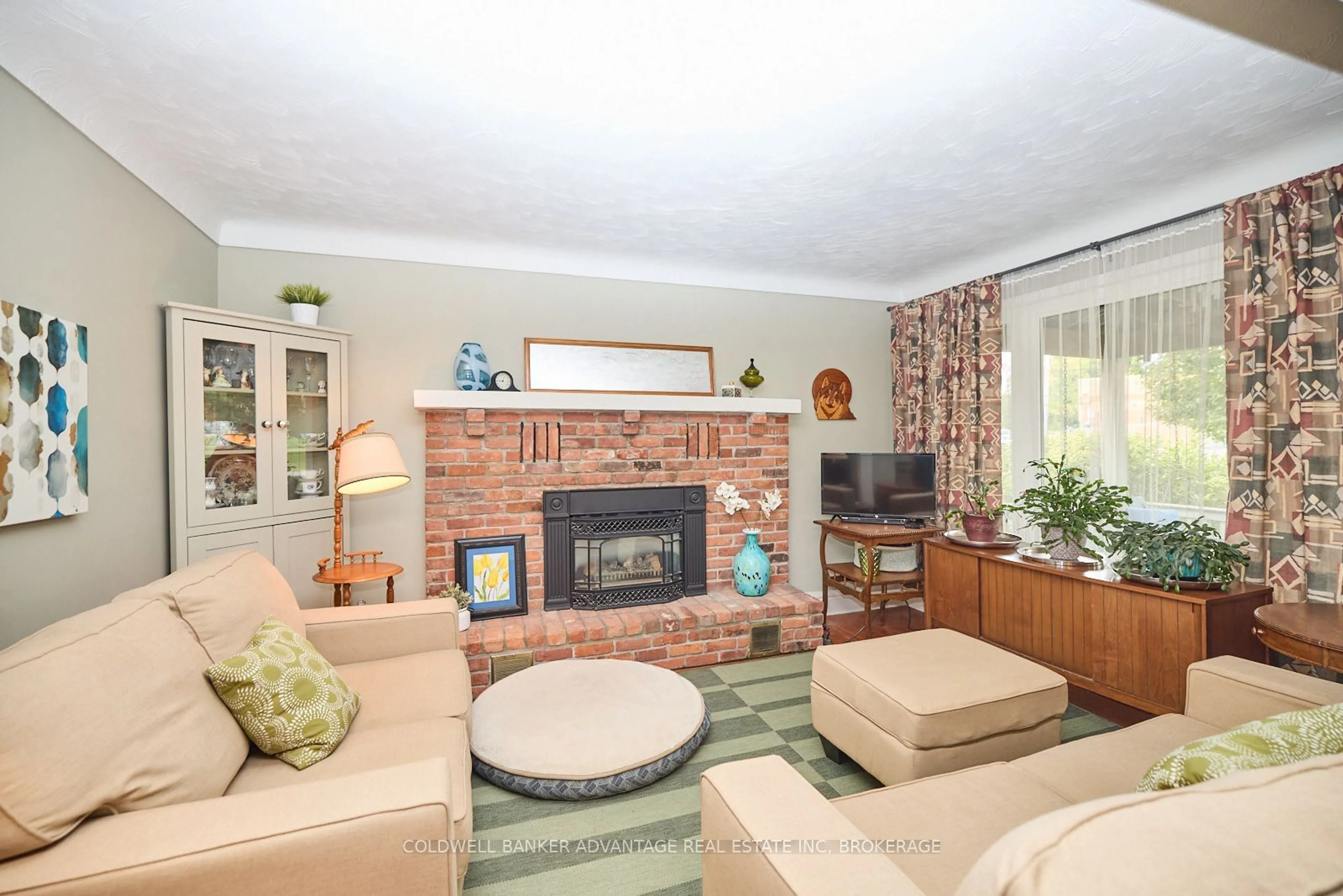 Living room with furniture, unknown for 1435 STATION St, Pelham Ontario L0S 1E0