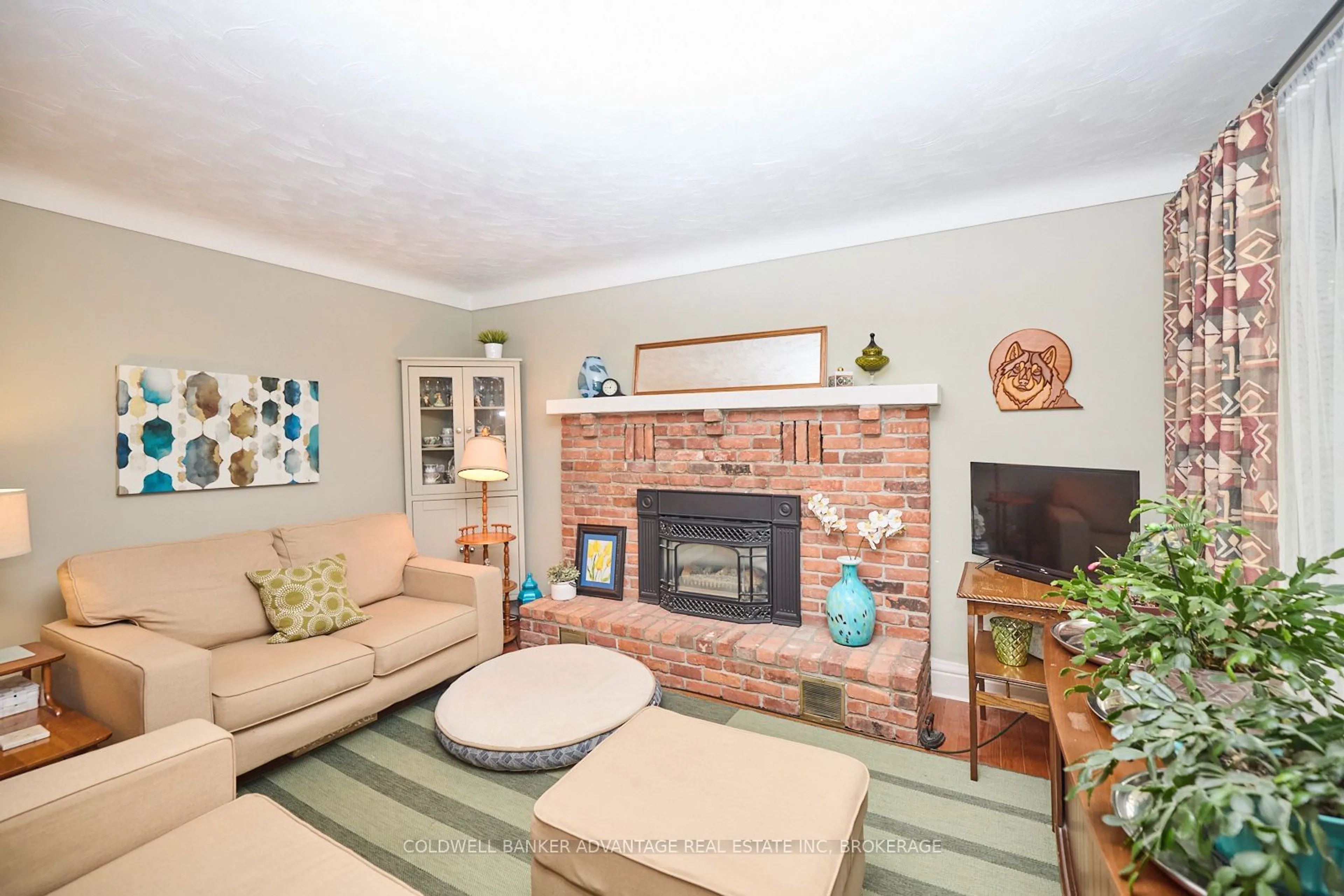 Living room with furniture, unknown for 1435 STATION St, Pelham Ontario L0S 1E0