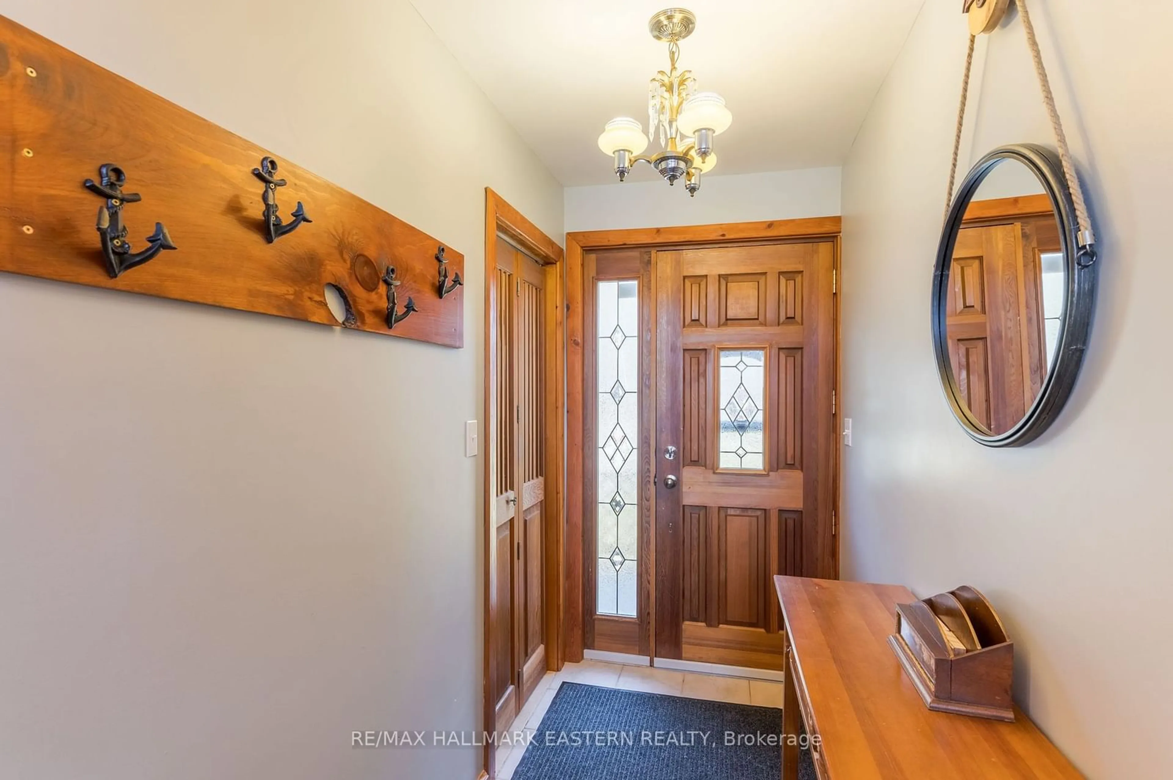 Indoor entryway for 152A Paradise Landing Rd, Hastings Highlands Ontario K0L 2S0