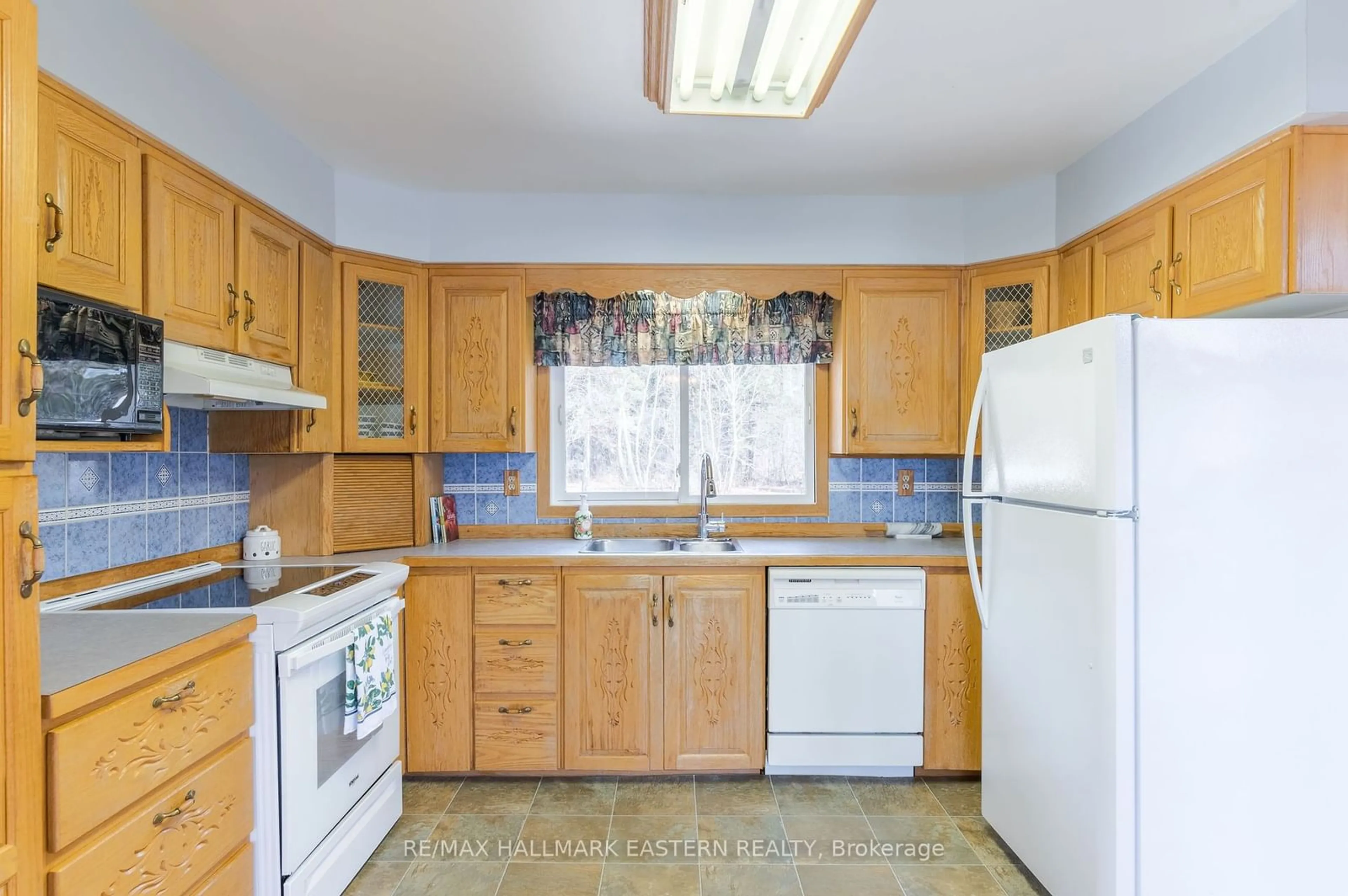 Standard kitchen, ceramic/tile floor for 152A Paradise Landing Rd, Hastings Highlands Ontario K0L 2S0