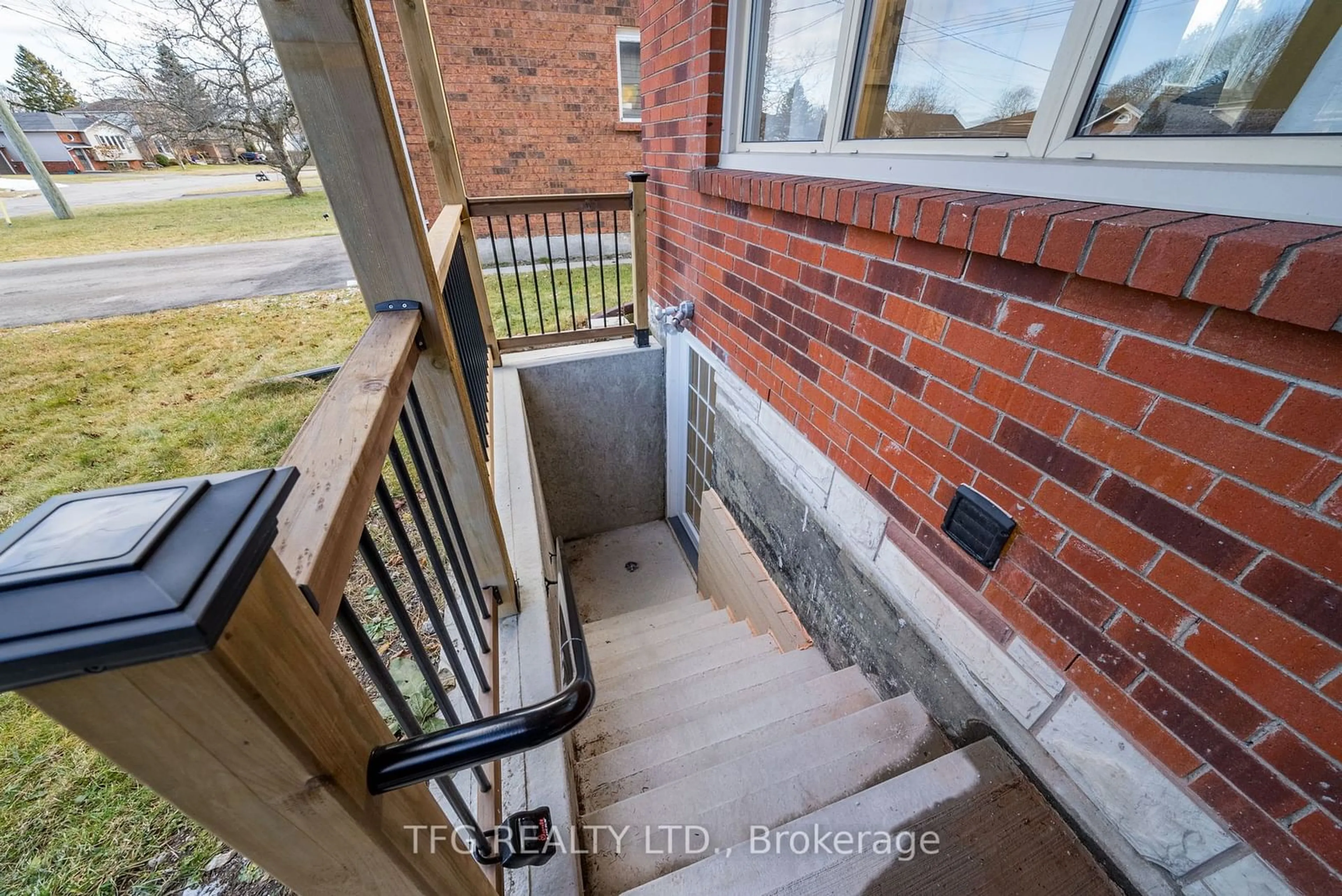 Patio, street for 660 Mackechnie Cres, Cobourg Ontario K9A 4X8