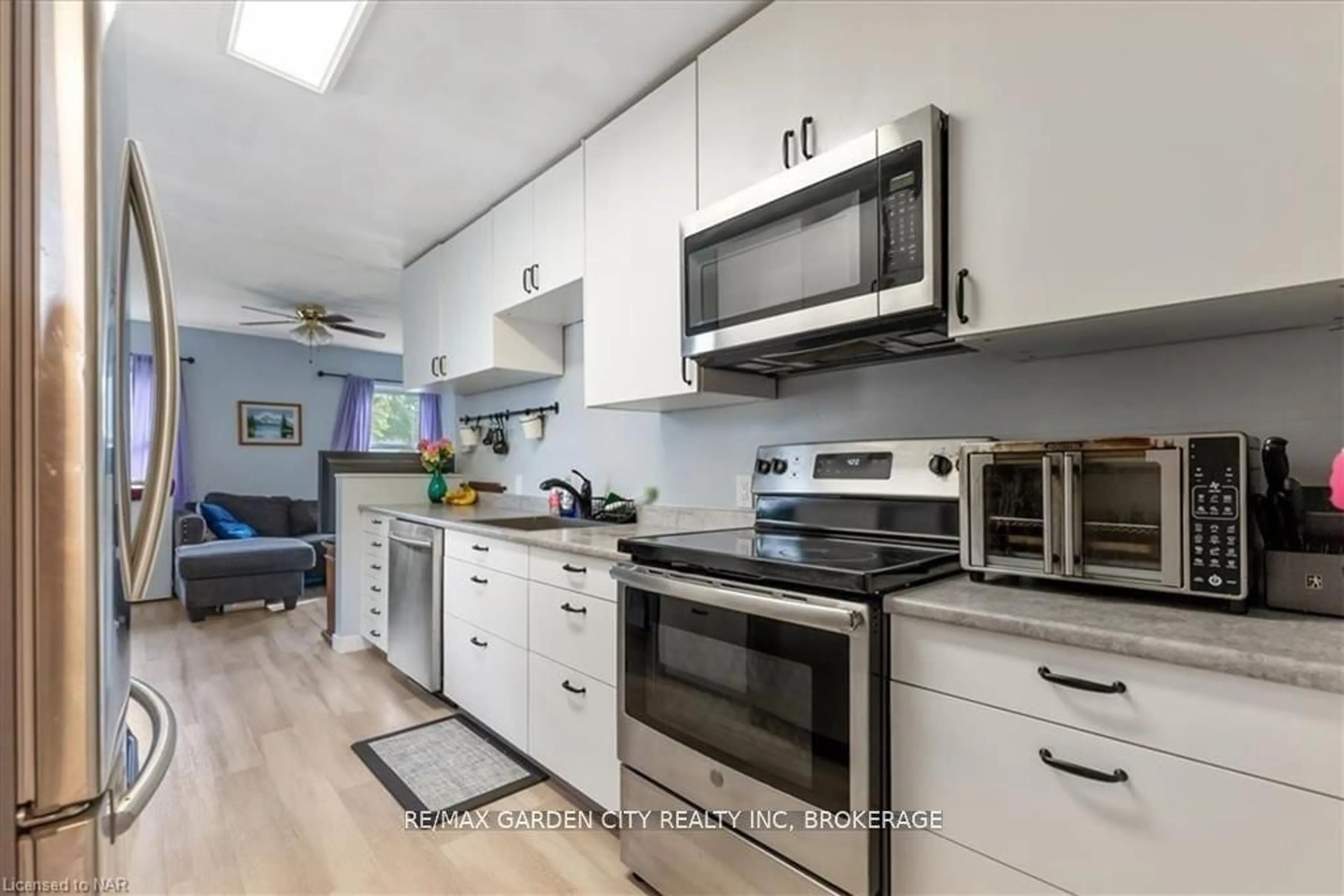 Standard kitchen, unknown for 390 Gatfield Ave, Welland Ontario L3B 5B2