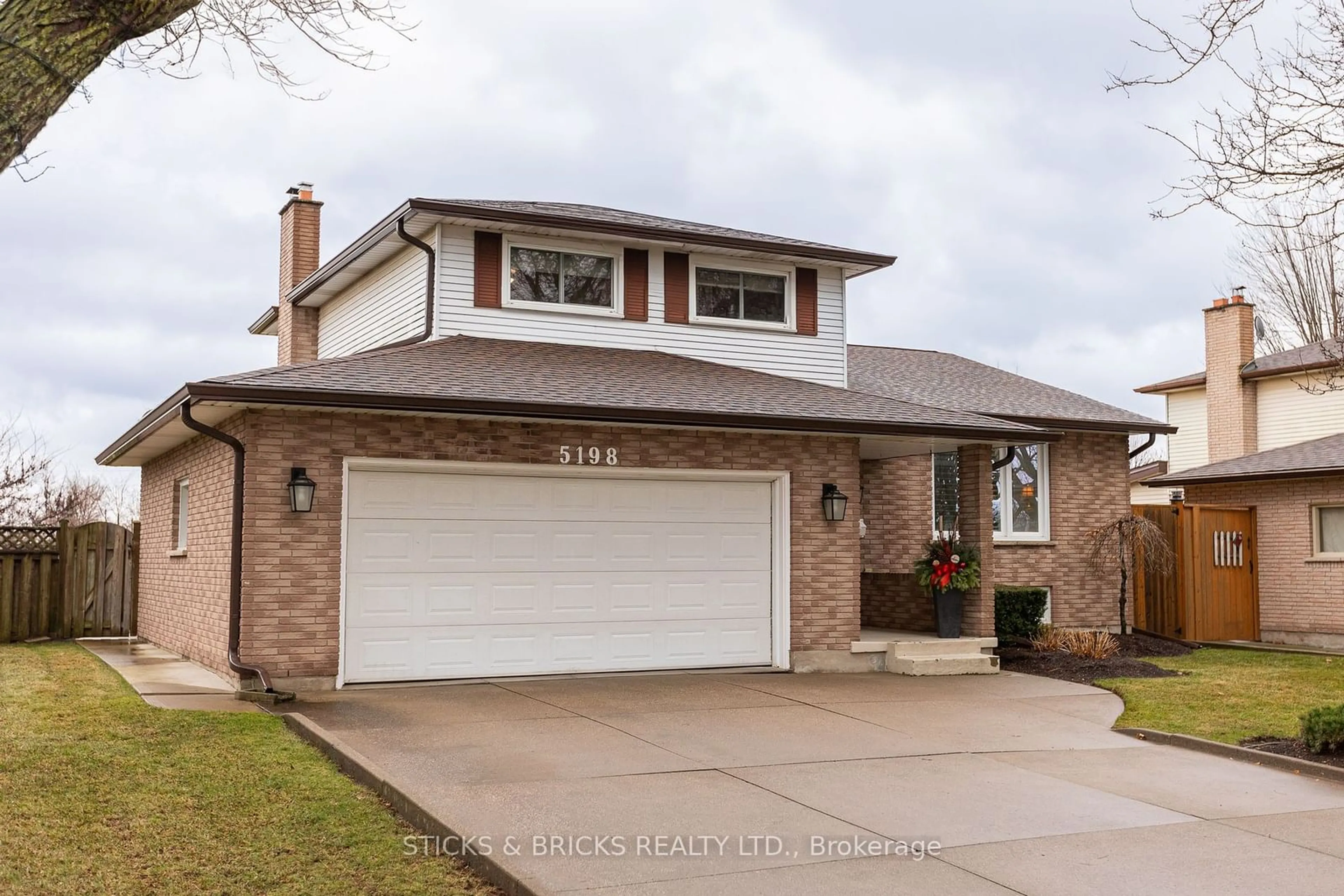 Home with brick exterior material, street for 5198 Valley View Cres, Niagara Falls Ontario L2E 7E5