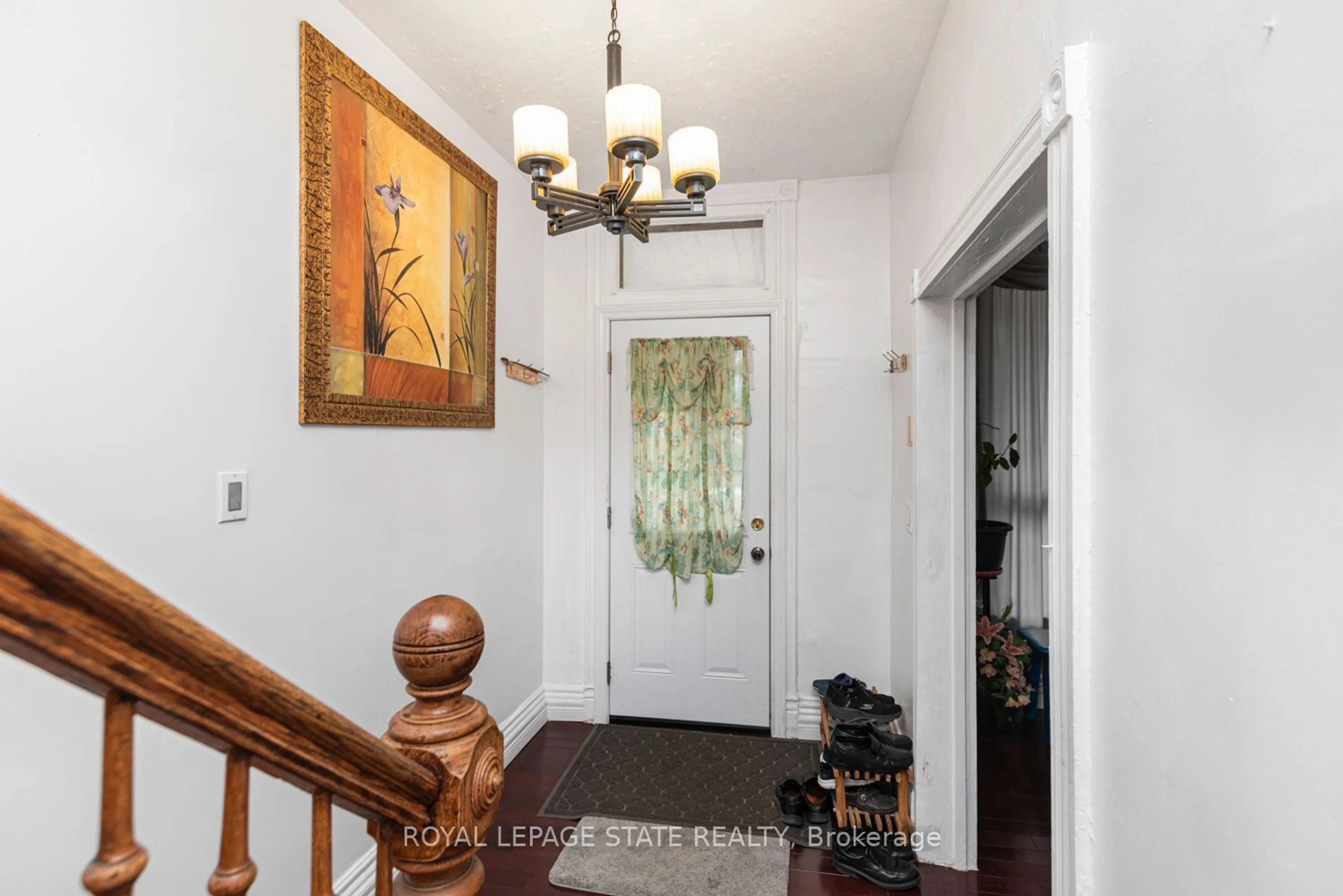 Indoor foyer for 47 Clyde St, Hamilton Ontario L8L 5R5