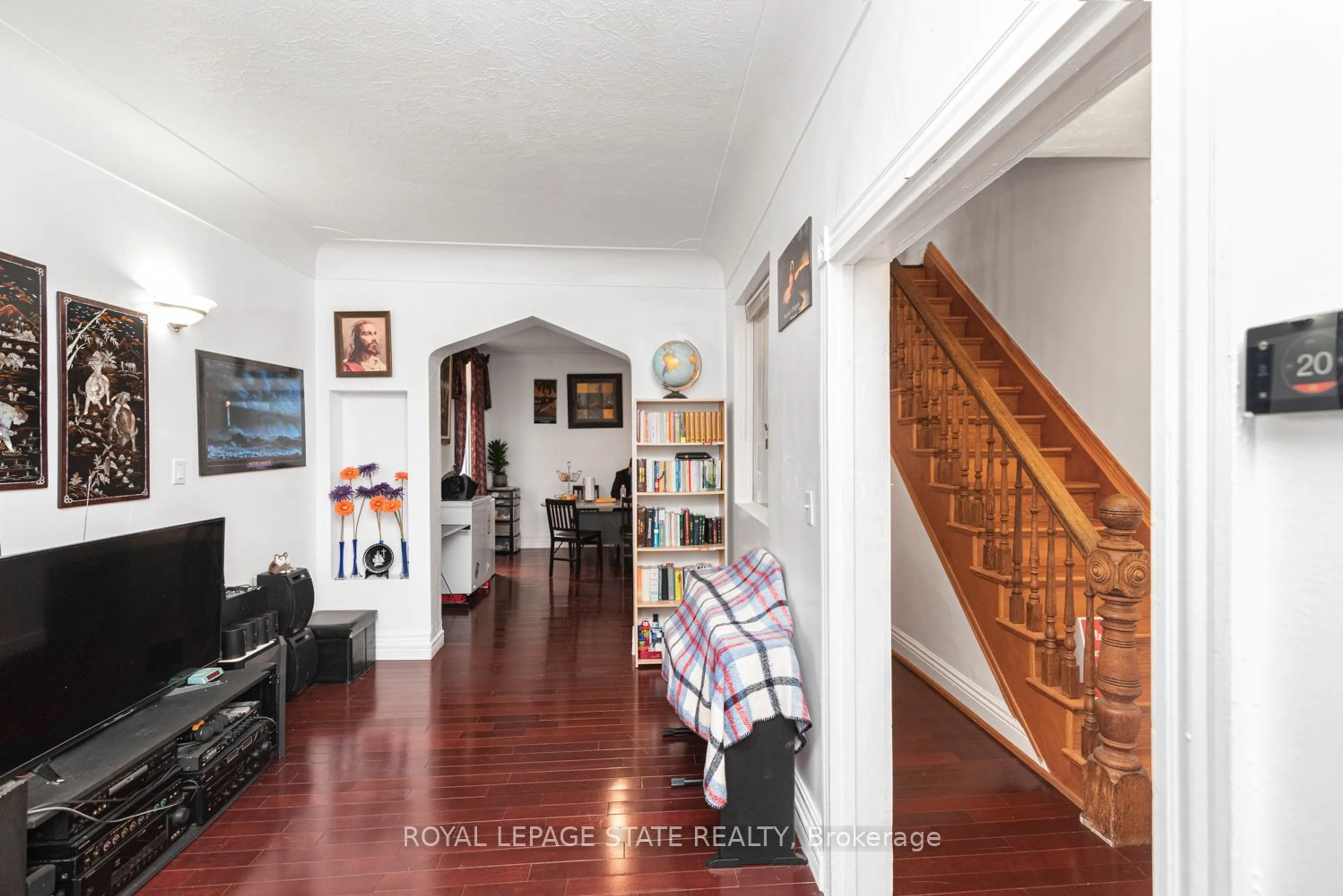 Indoor foyer for 47 Clyde St, Hamilton Ontario L8L 5R5