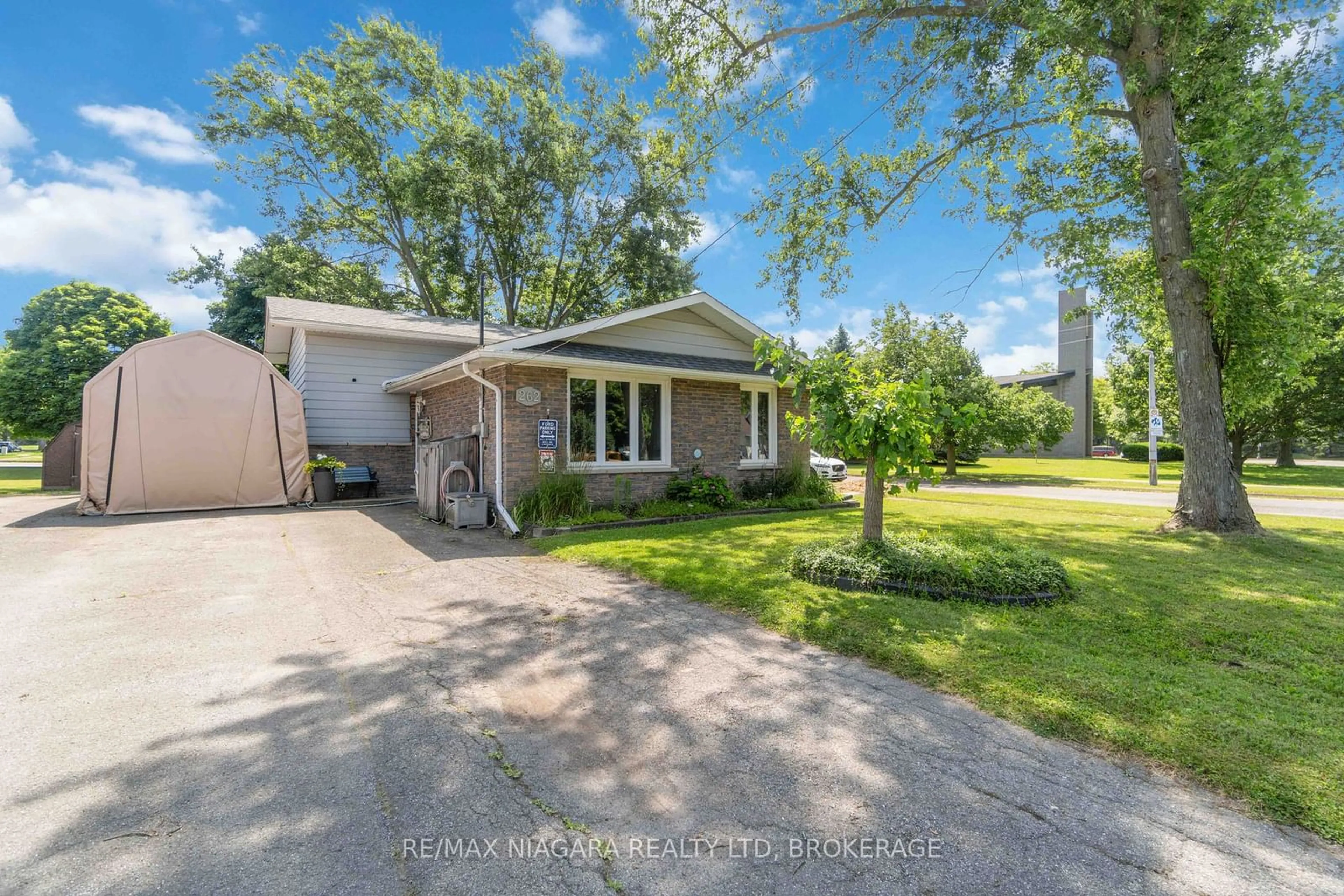 A pic from outside/outdoor area/front of a property/back of a property/a pic from drone, street for 262 First Ave, Welland Ontario L3C 1Y8