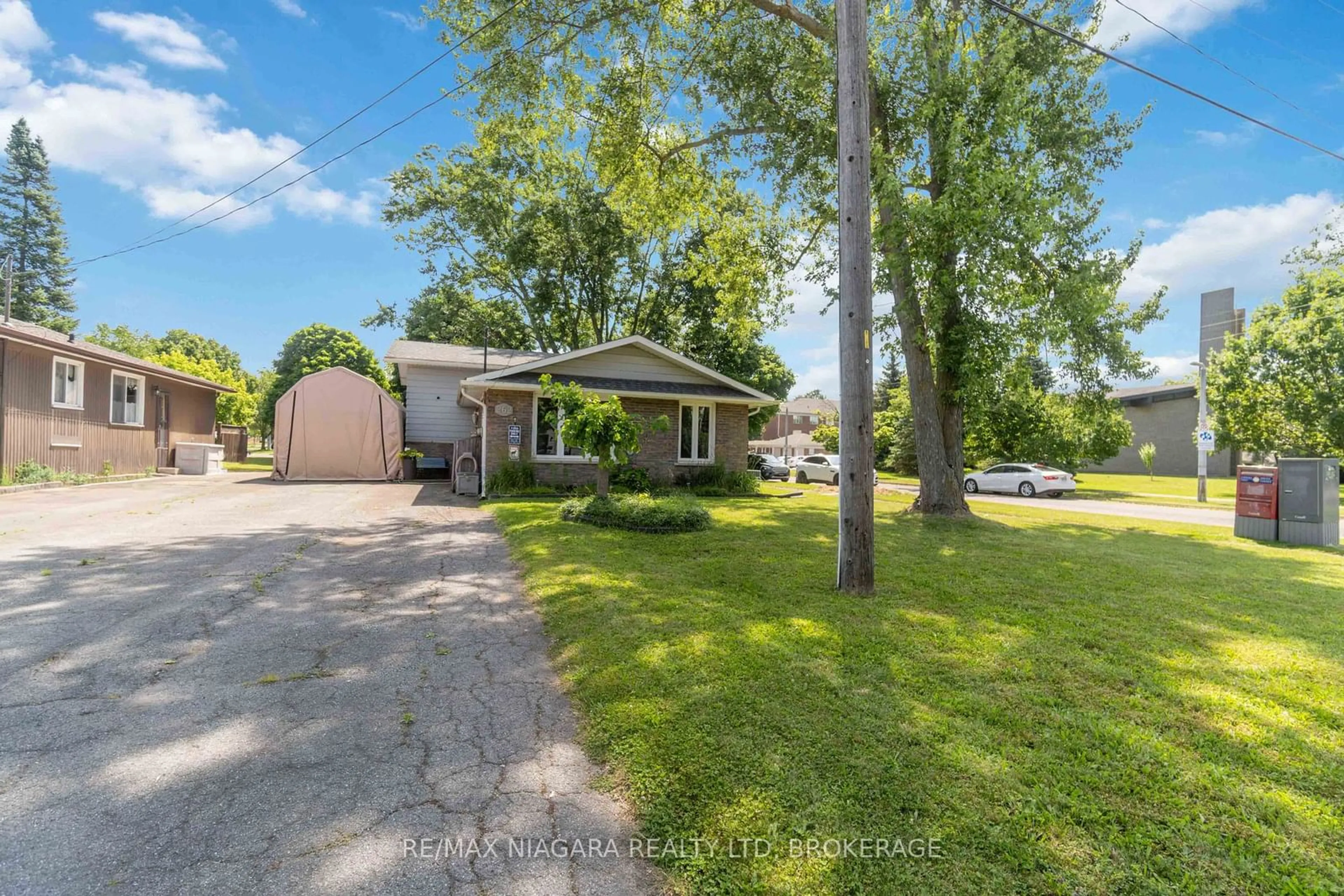 A pic from outside/outdoor area/front of a property/back of a property/a pic from drone, street for 262 First Ave, Welland Ontario L3C 1Y8