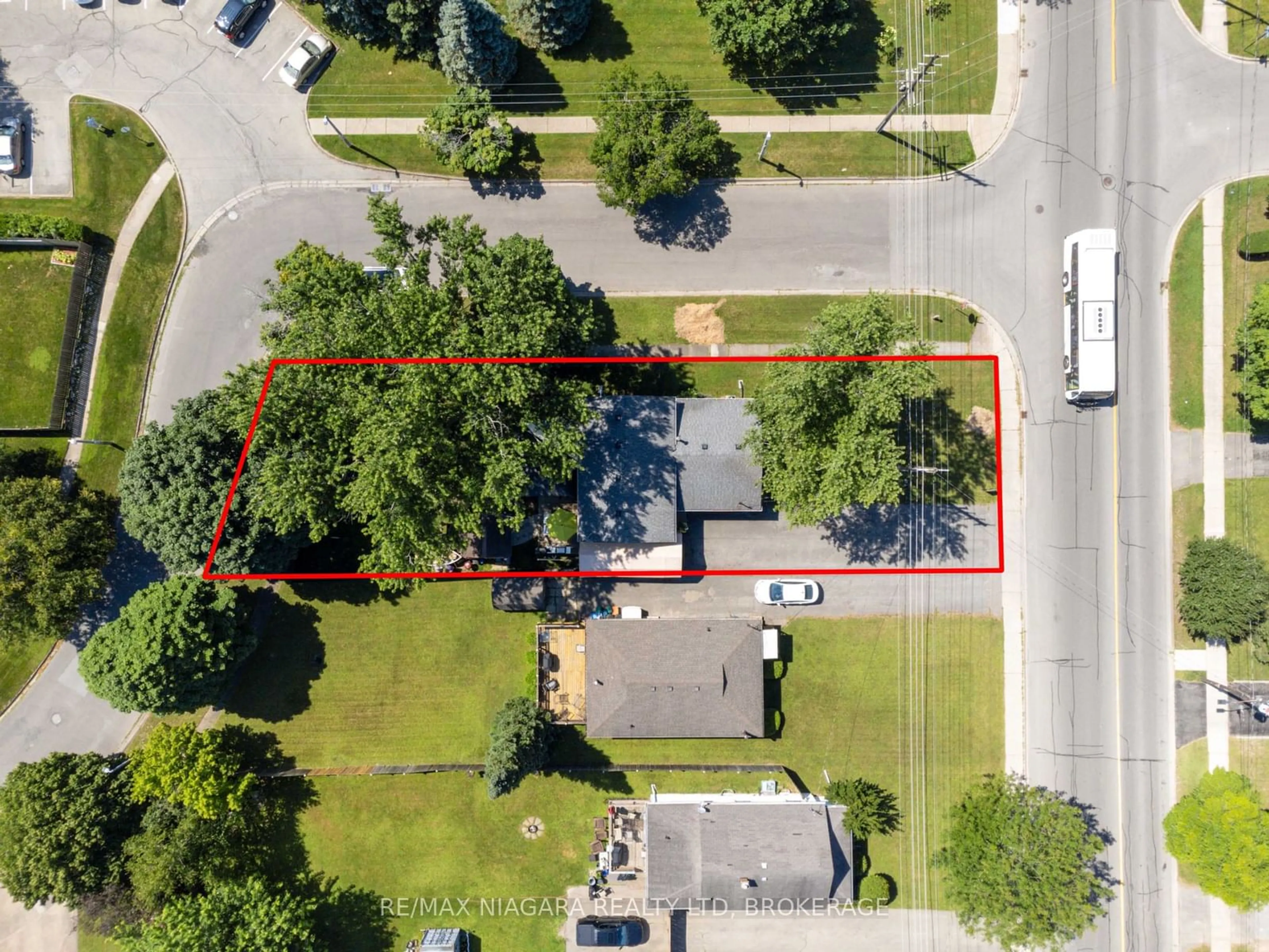 A pic from outside/outdoor area/front of a property/back of a property/a pic from drone, building for 262 First Ave, Welland Ontario L3C 1Y8