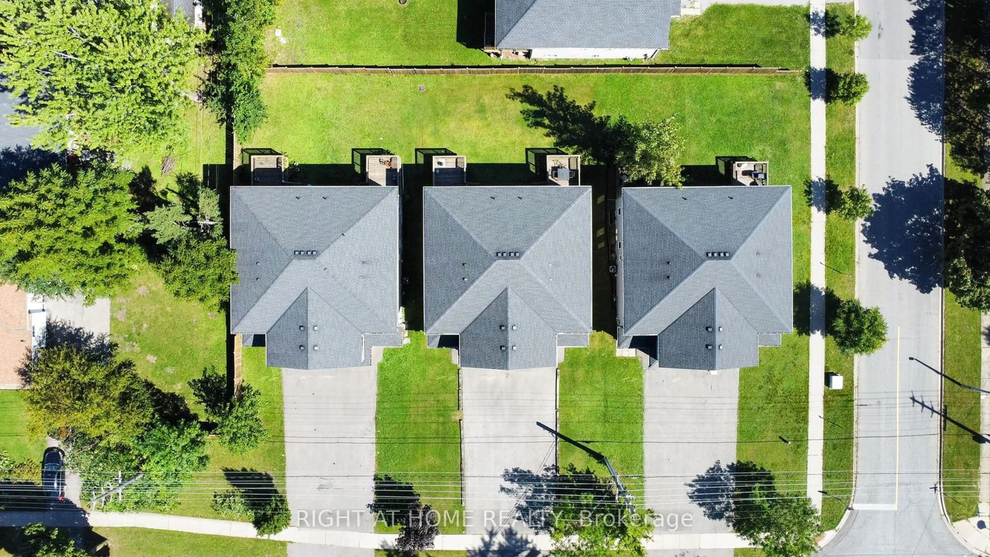 A pic from outside/outdoor area/front of a property/back of a property/a pic from drone, street for 318 First Ave, Welland Ontario L3C 1Y8