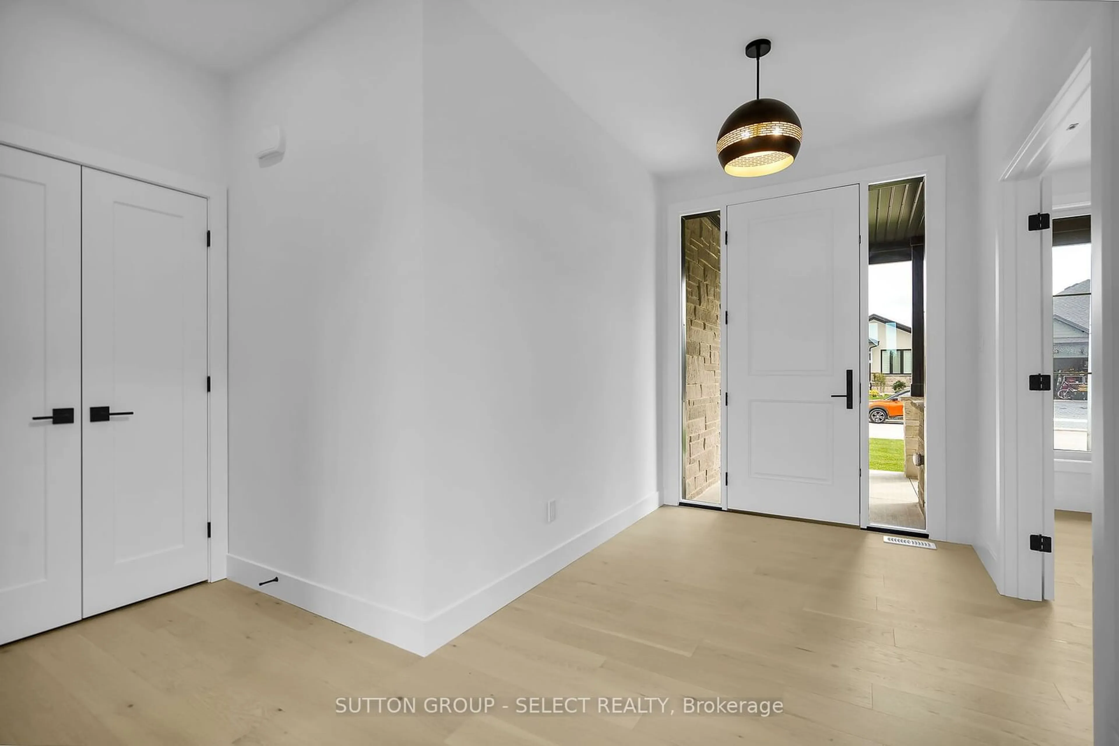 Indoor entryway for 53 BRISCOE Cres, Strathroy-Caradoc Ontario N7G 0G3