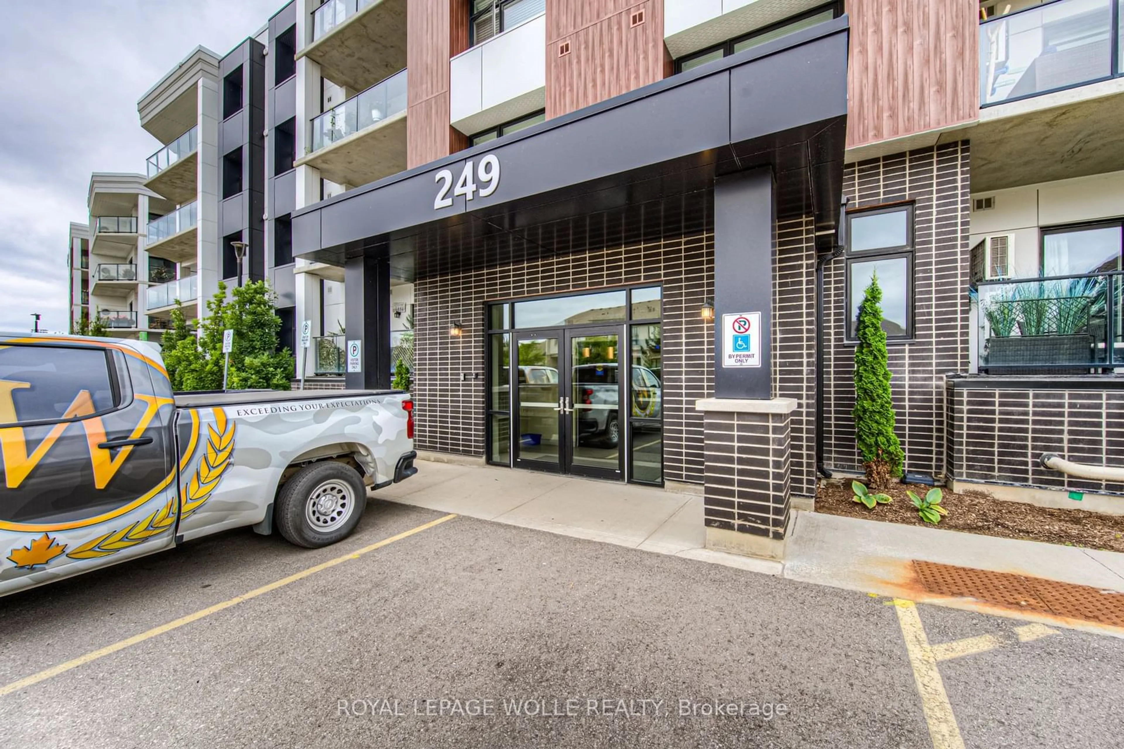 Indoor foyer for 249 Grey Silo Rd #303, Waterloo Ontario N2K 0G8