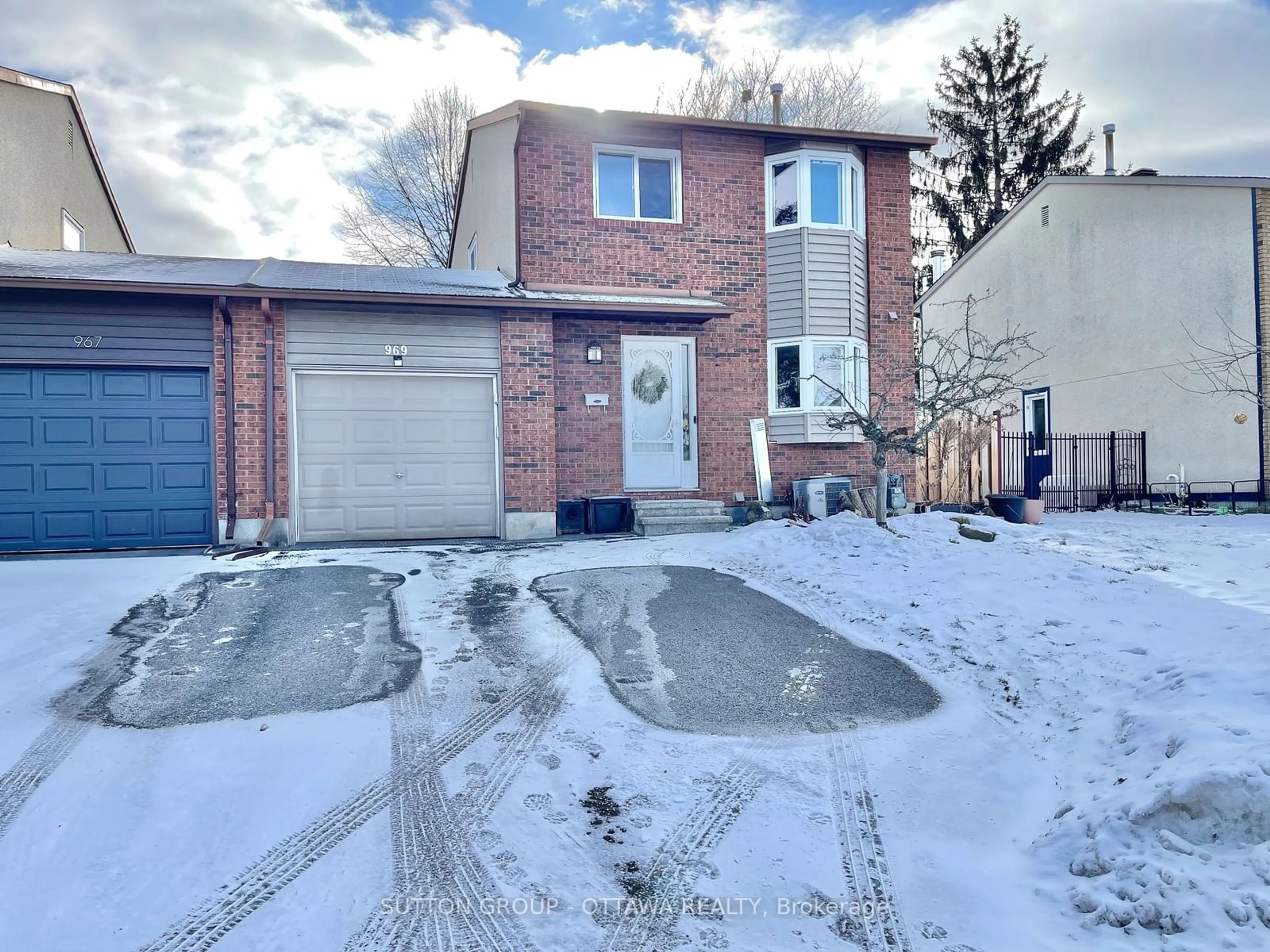 A pic from outside/outdoor area/front of a property/back of a property/a pic from drone, street for 969 Avignon Crt, Orleans - Convent Glen and Area Ontario K1C 2N4