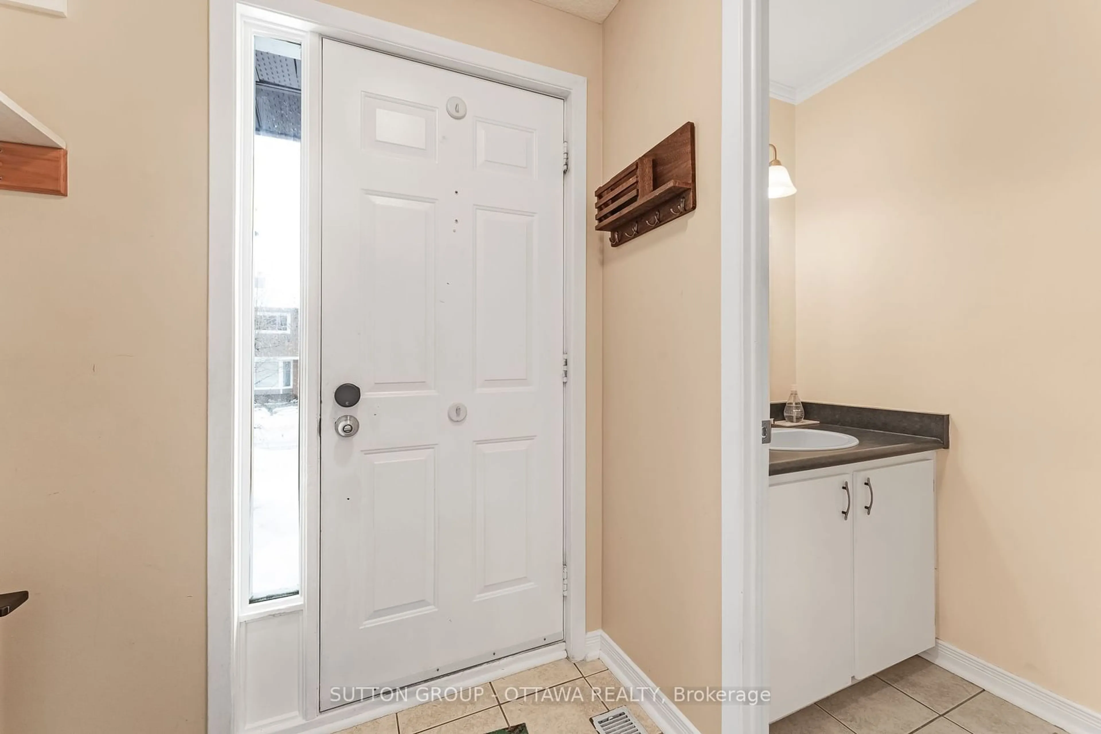 Indoor entryway for 969 Avignon Crt, Orleans - Convent Glen and Area Ontario K1C 2N4