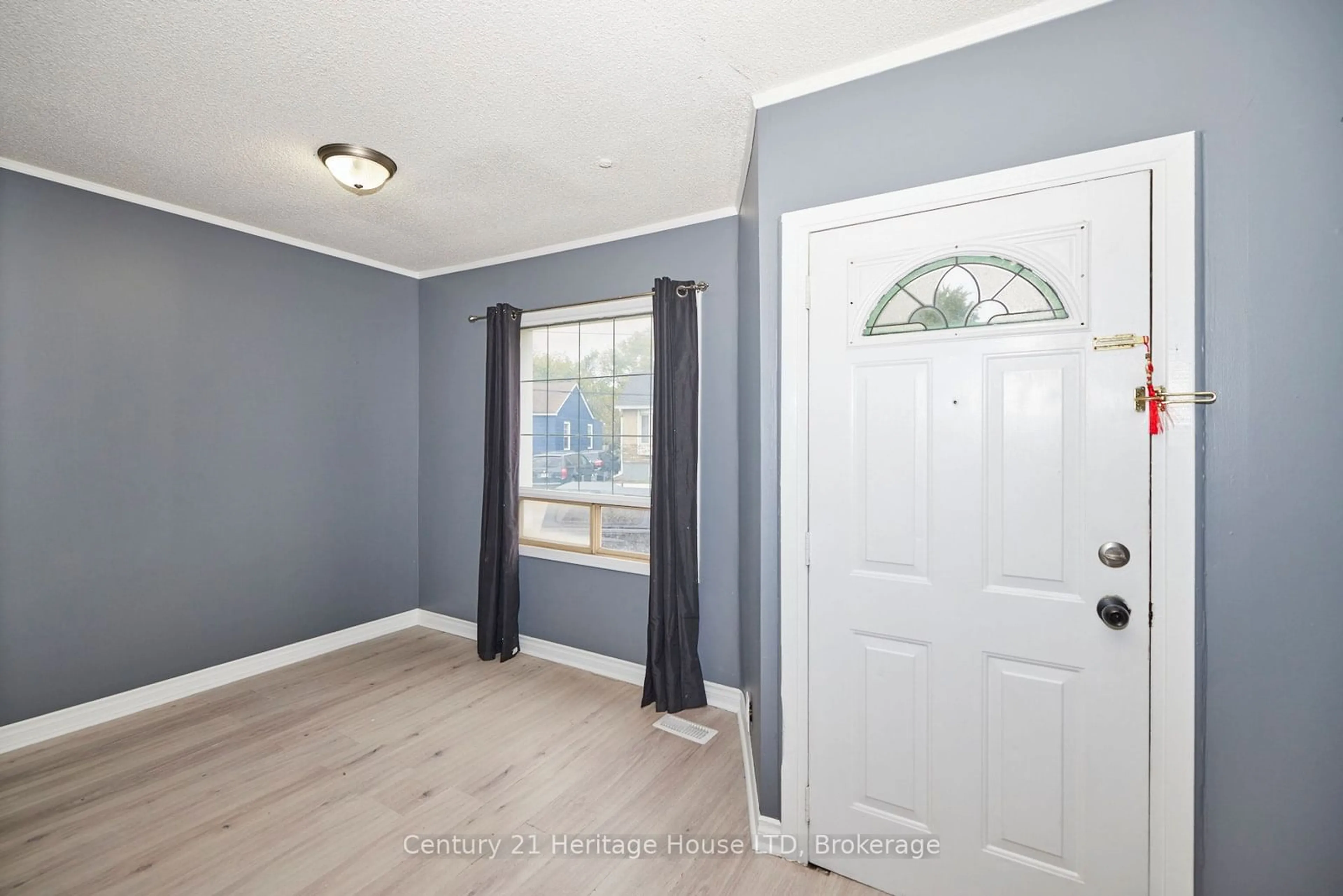 Indoor entryway for 407 Welland Ave, St. Catharines Ontario L2M 5T9