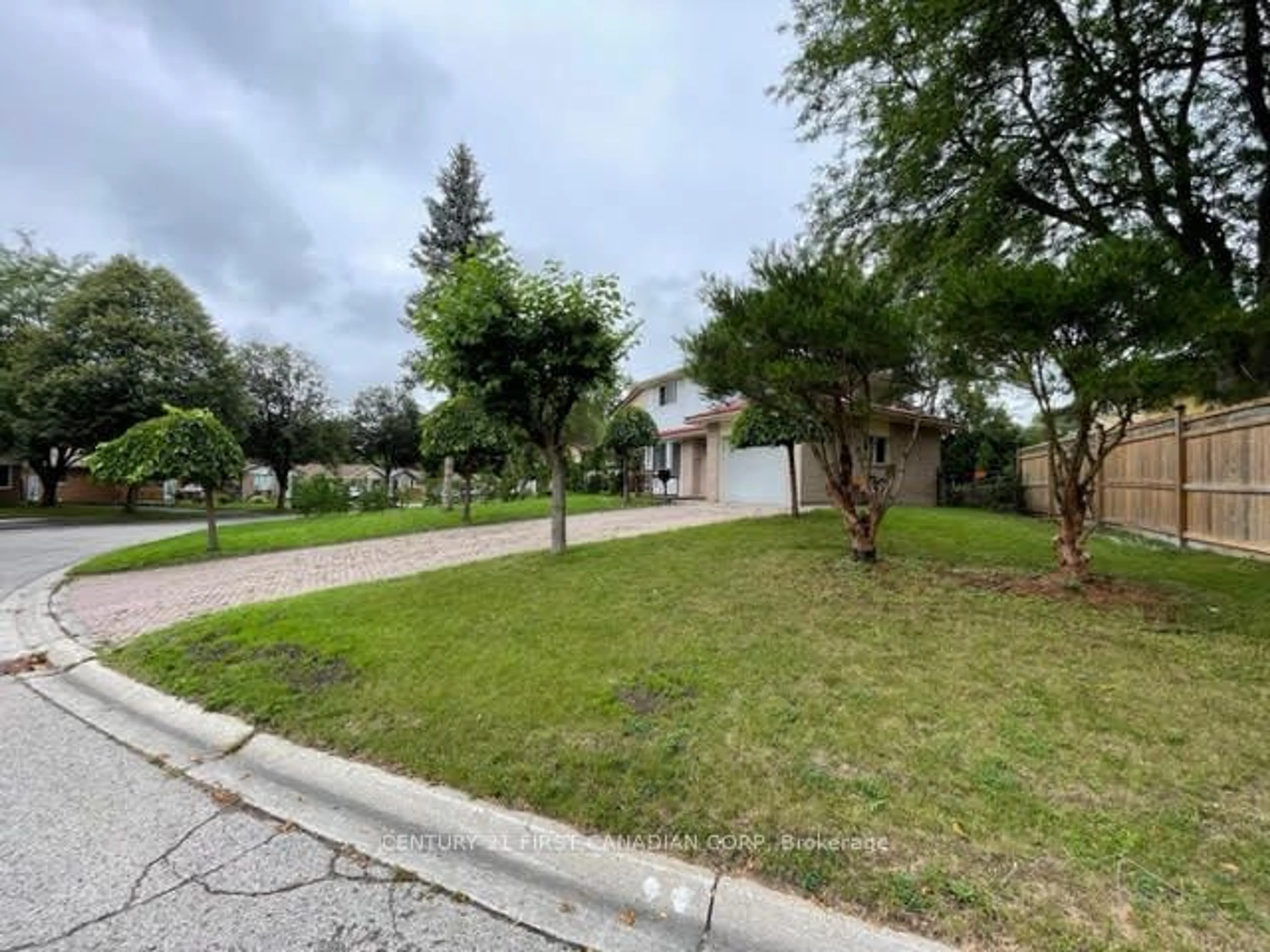 A pic from outside/outdoor area/front of a property/back of a property/a pic from drone, street for 5 MONSARRAT Cres, London Ontario N5Y 4Y7