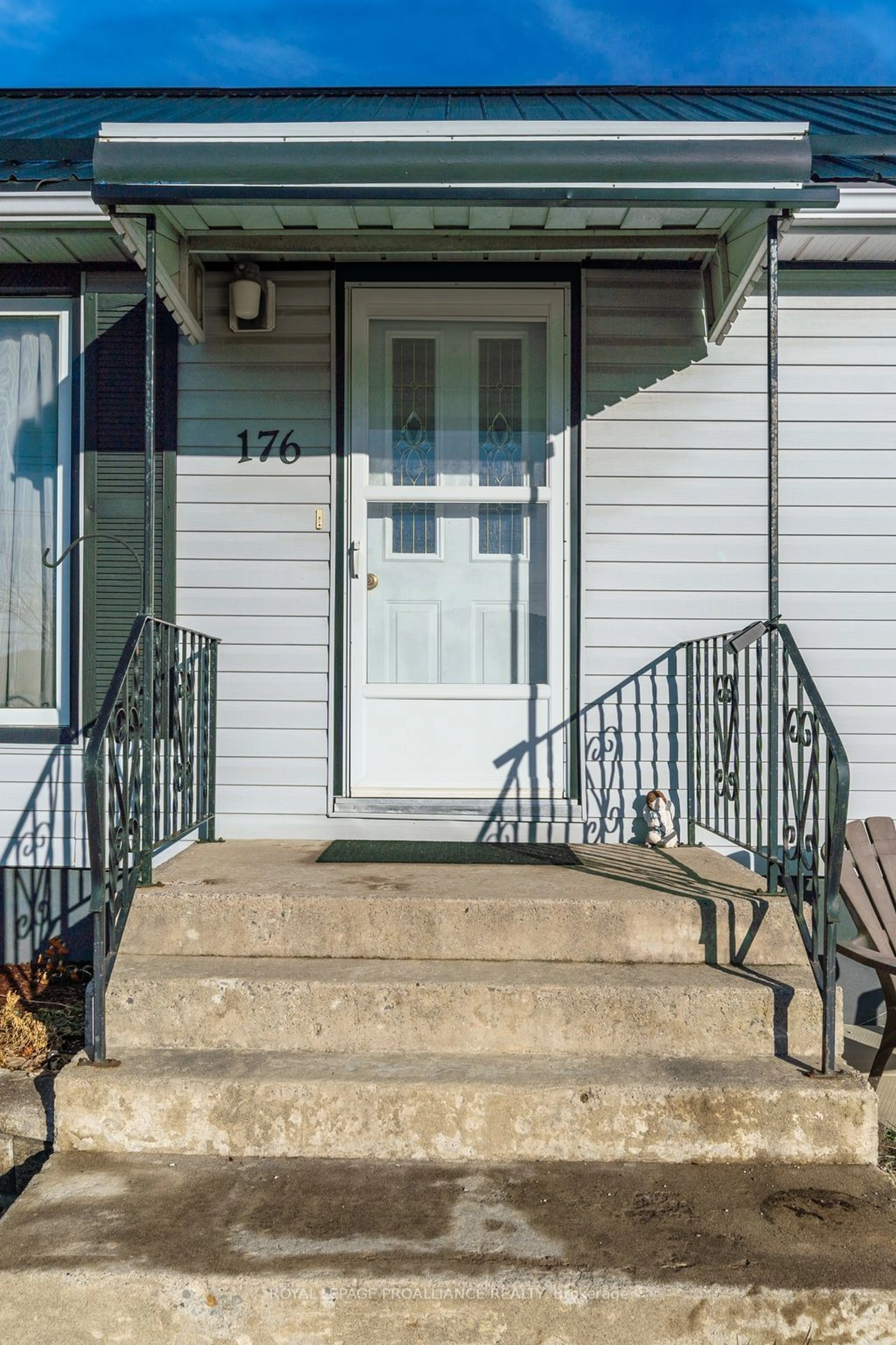 Indoor entryway for 176 Dixon Dr, Quinte West Ontario K8V 1X3