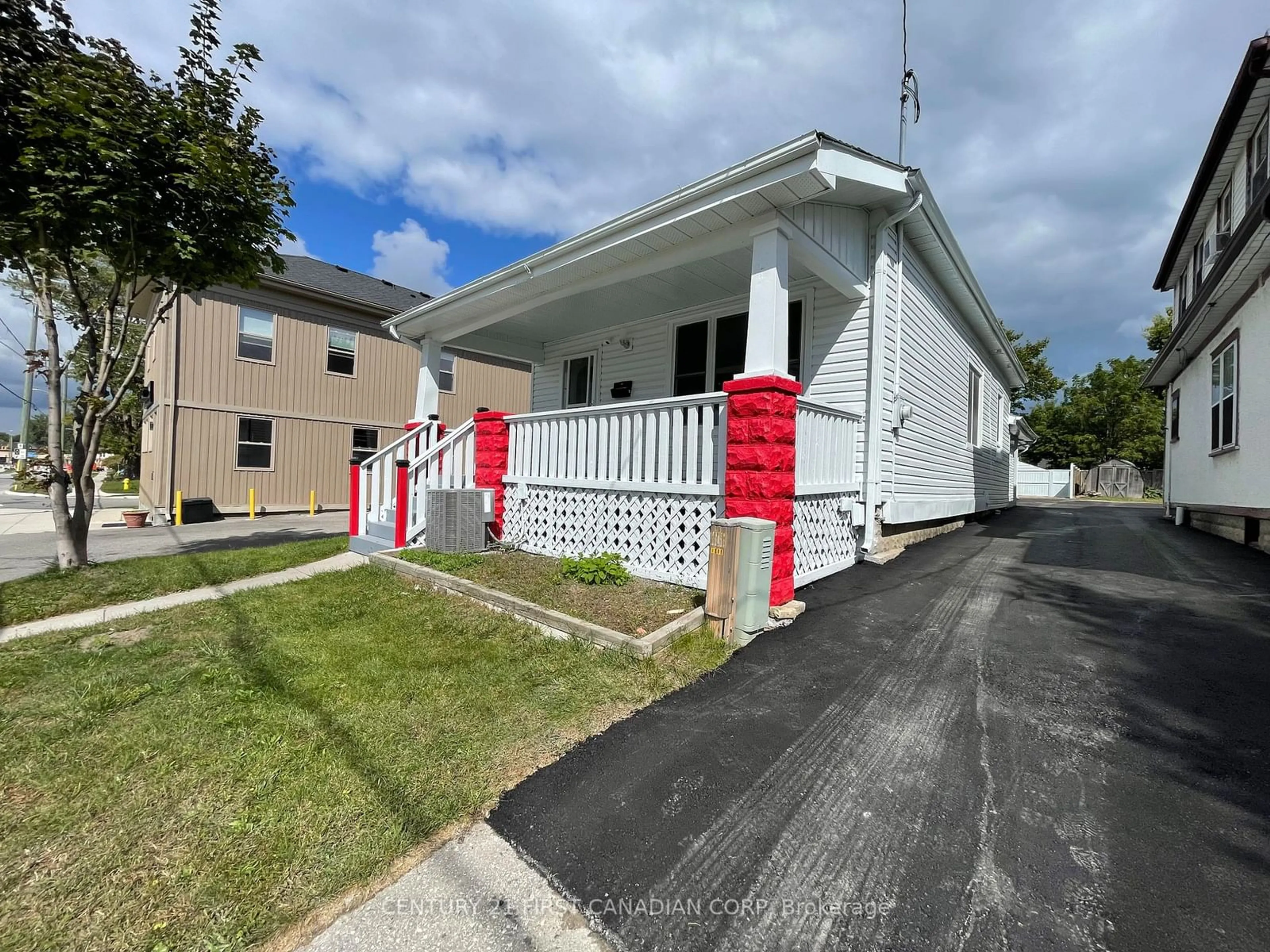 Home with vinyl exterior material, street for 498 Egerton St, London Ontario N5W 3Z6