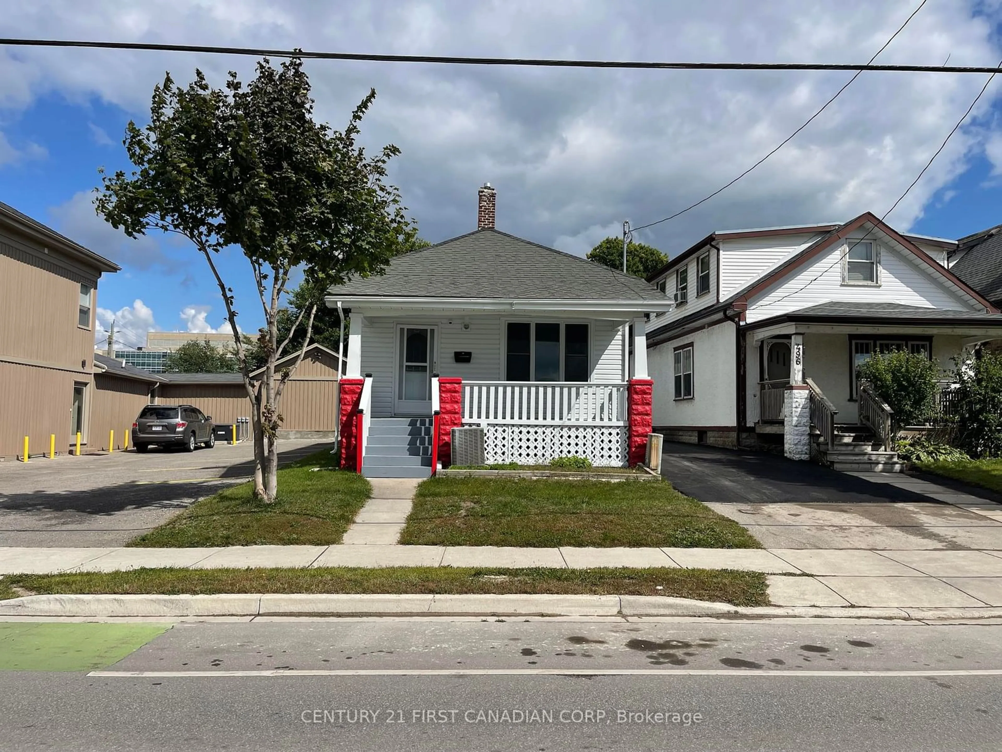 A pic from outside/outdoor area/front of a property/back of a property/a pic from drone, street for 498 Egerton St, London Ontario N5W 3Z6