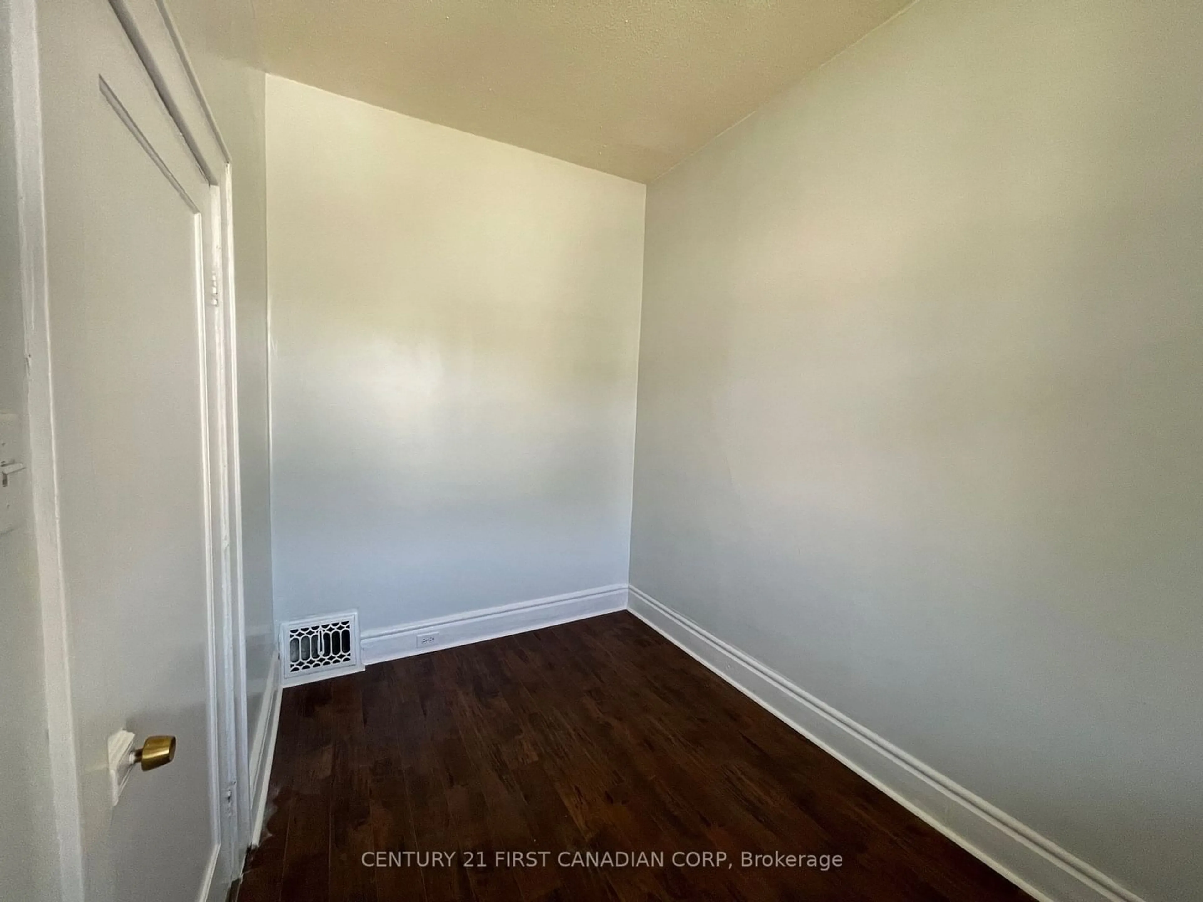 A pic of a room for 1025 York St, London Ontario N5W 2T4