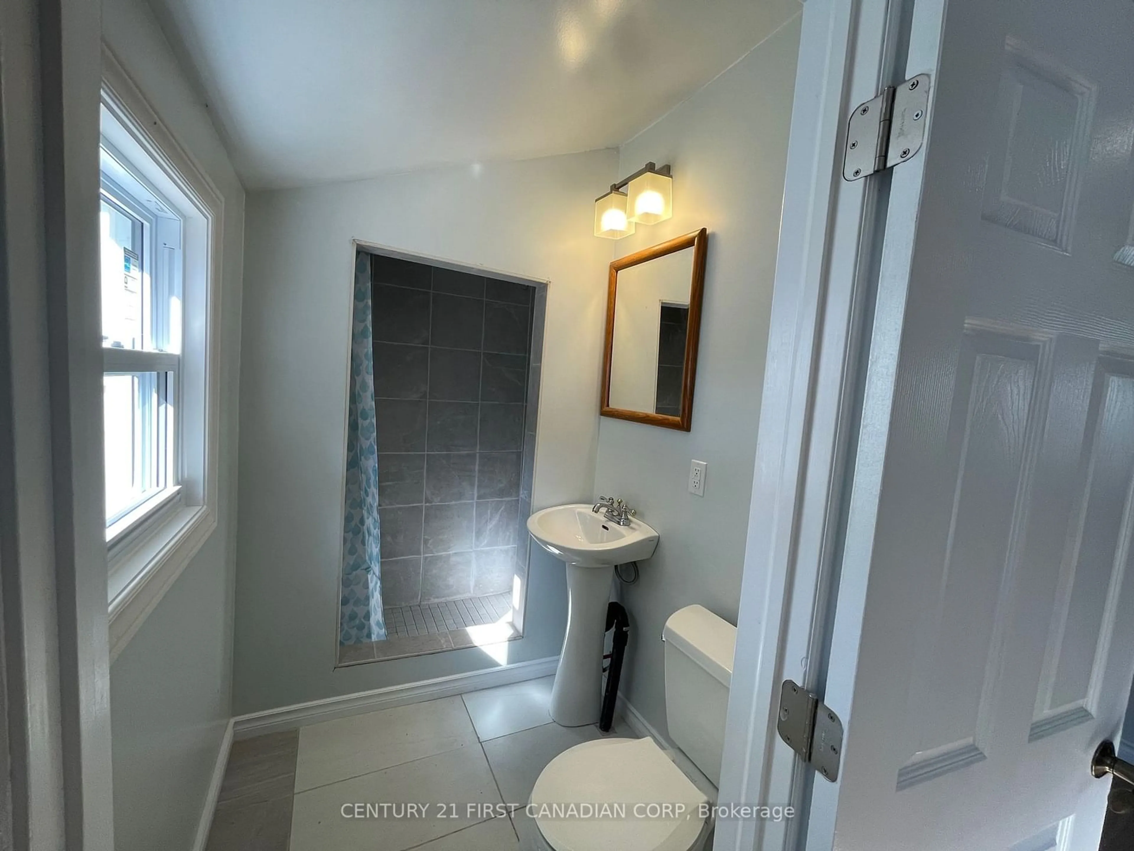 Standard bathroom, ceramic/tile floor for 1025 York St, London Ontario N5W 2T4