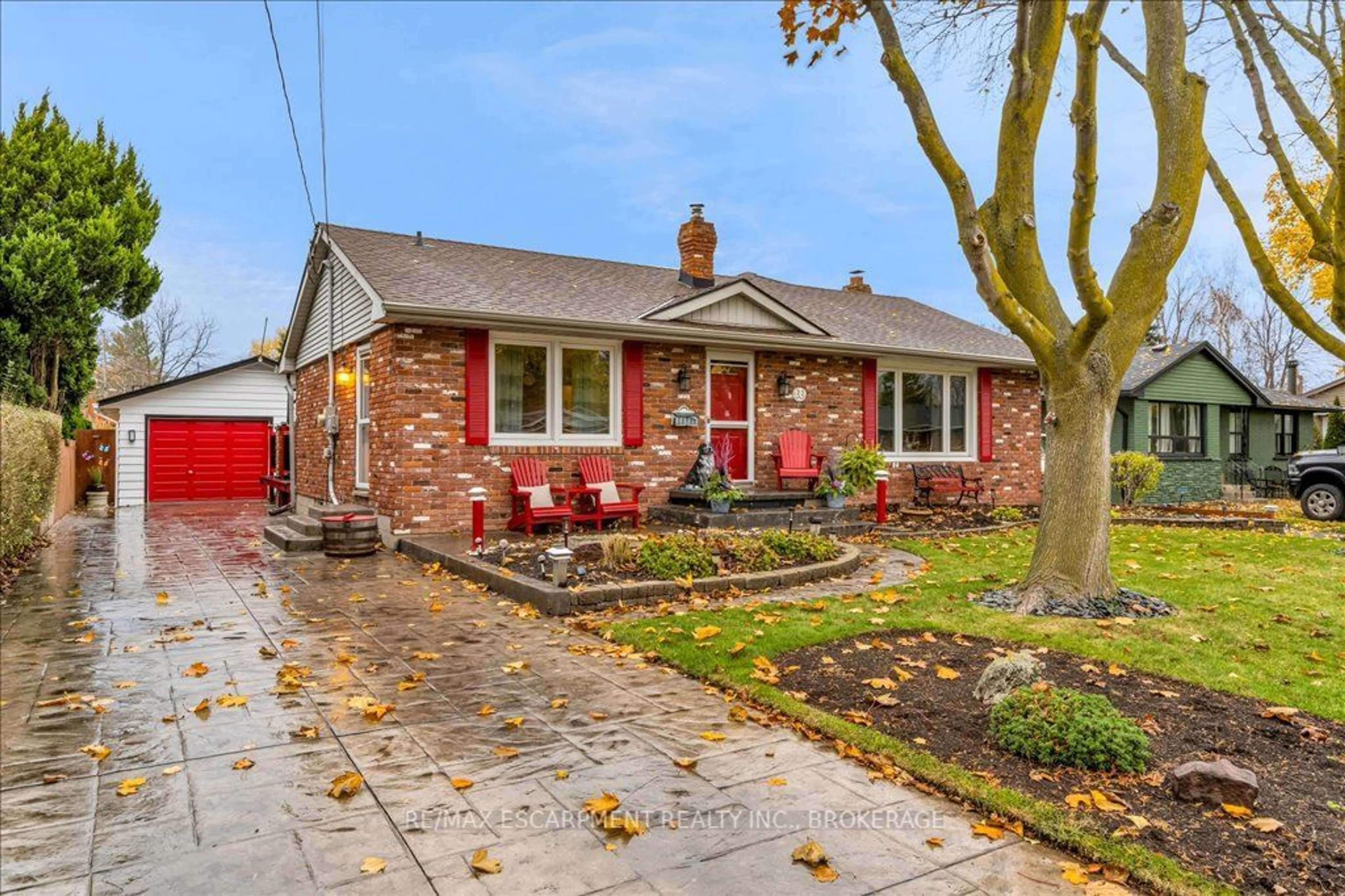 Home with brick exterior material, street for 33 OLD ORCHARD Ave, Grimsby Ontario L3M 3H9