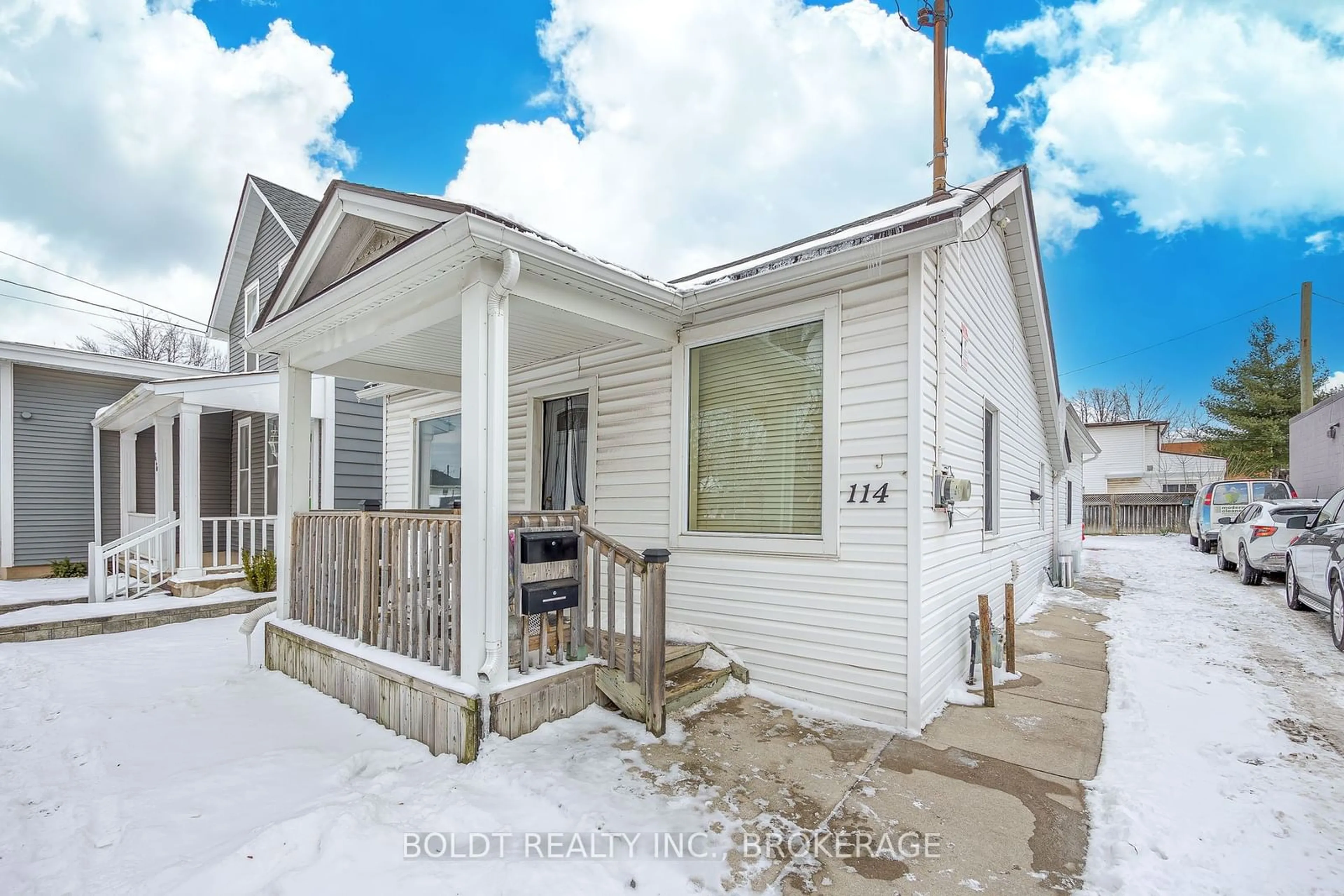 Home with vinyl exterior material, street for 114 Lake St, St. Catharines Ontario L2R 5X8