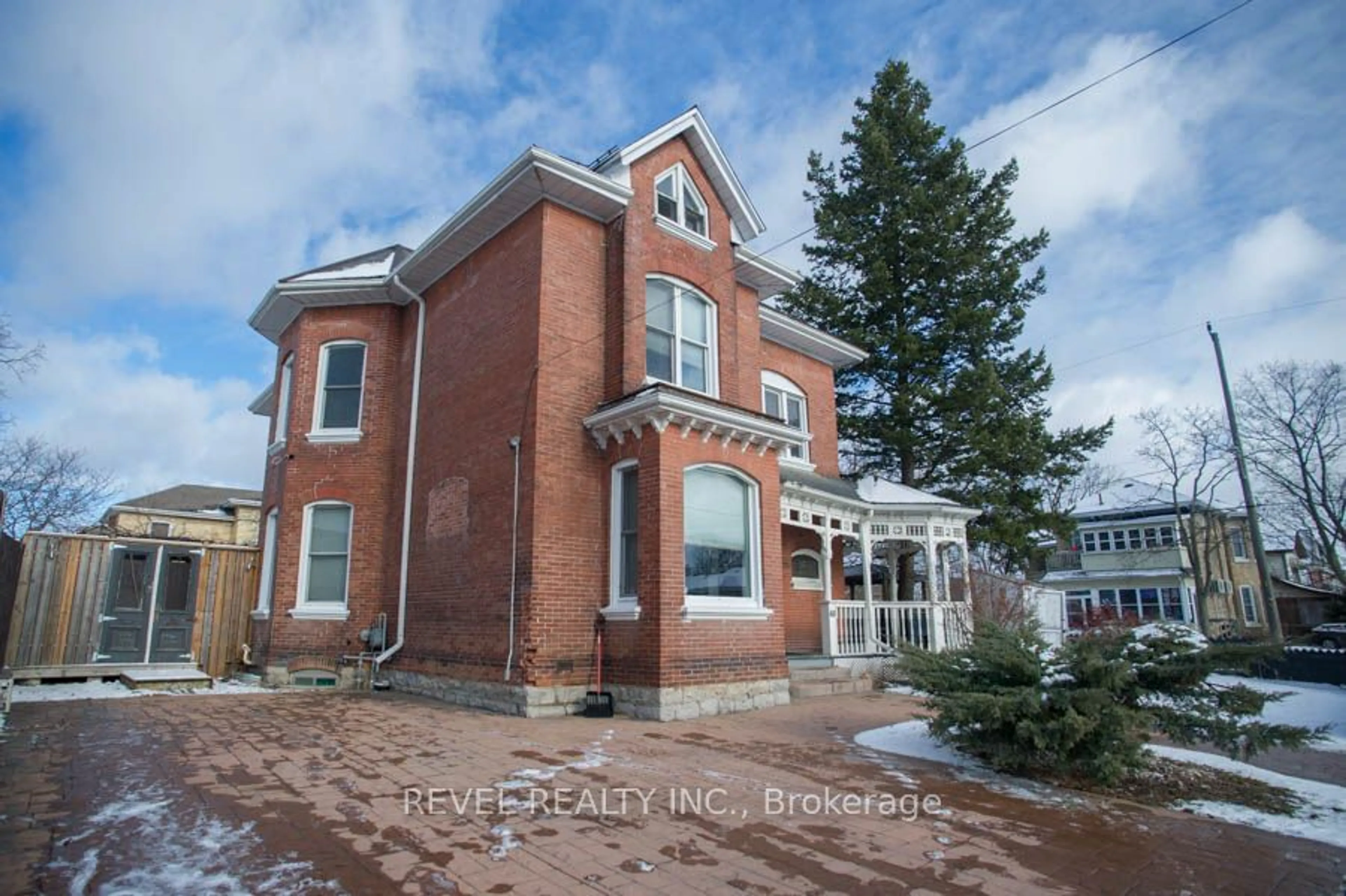 Home with brick exterior material, building for 40 Arthur St, Brantford Ontario N3S 3H5