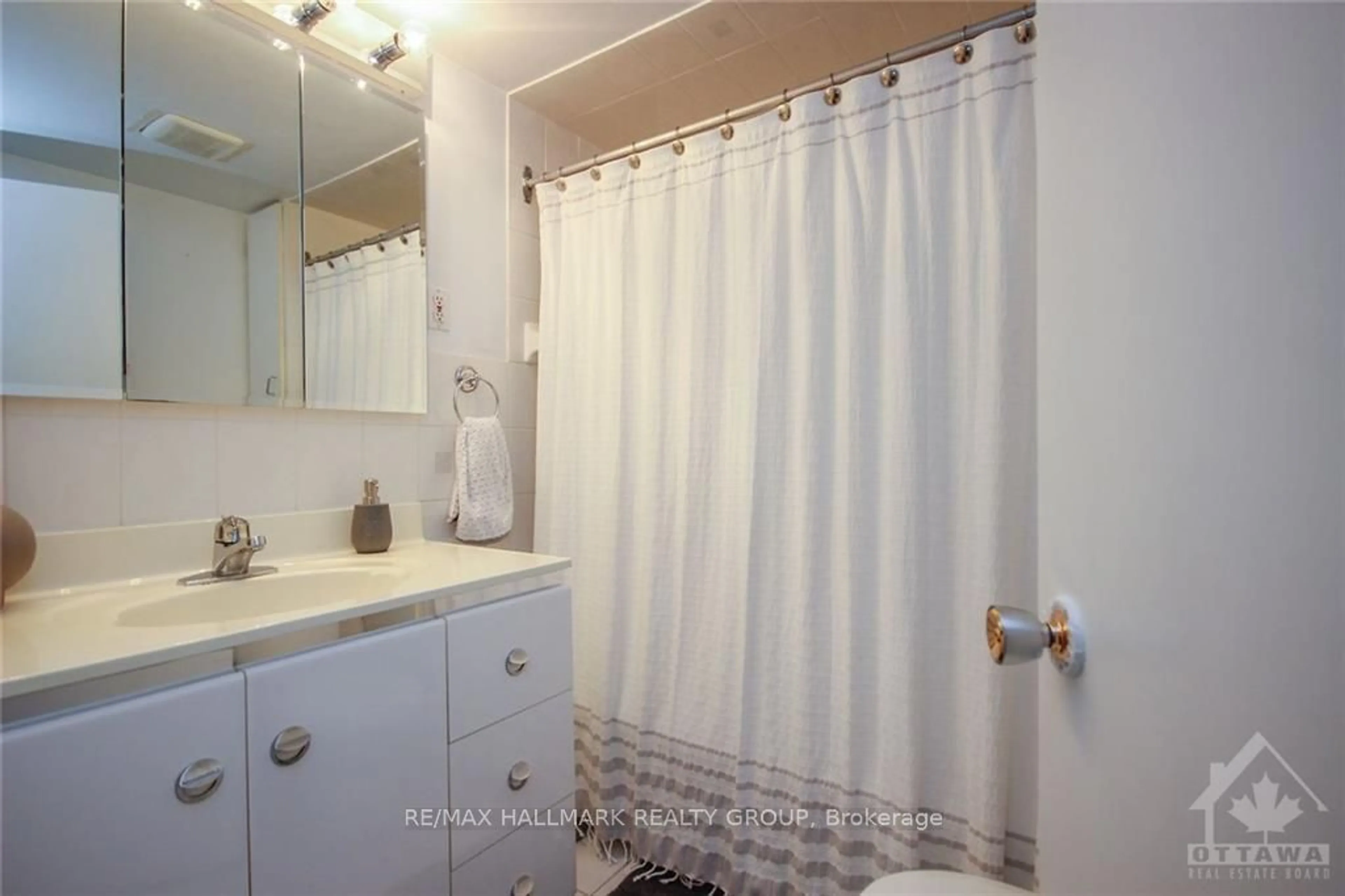 Standard bathroom, ceramic/tile floor for 687 Melbourne Ave, Carlingwood - Westboro and Area Ontario K2A 1X4