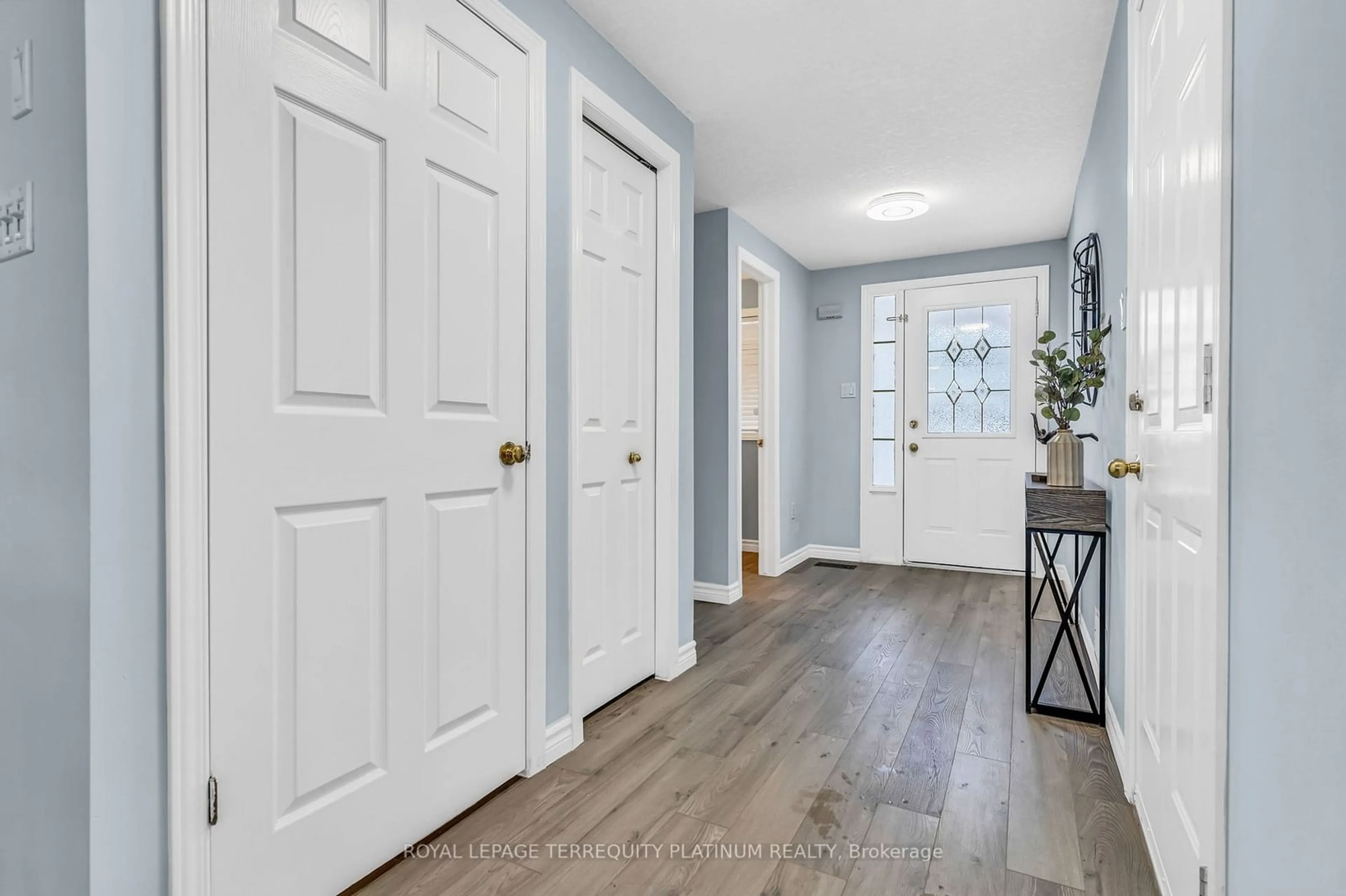 Indoor entryway for 46 Deerpath Dr, Guelph Ontario N1K 1V1