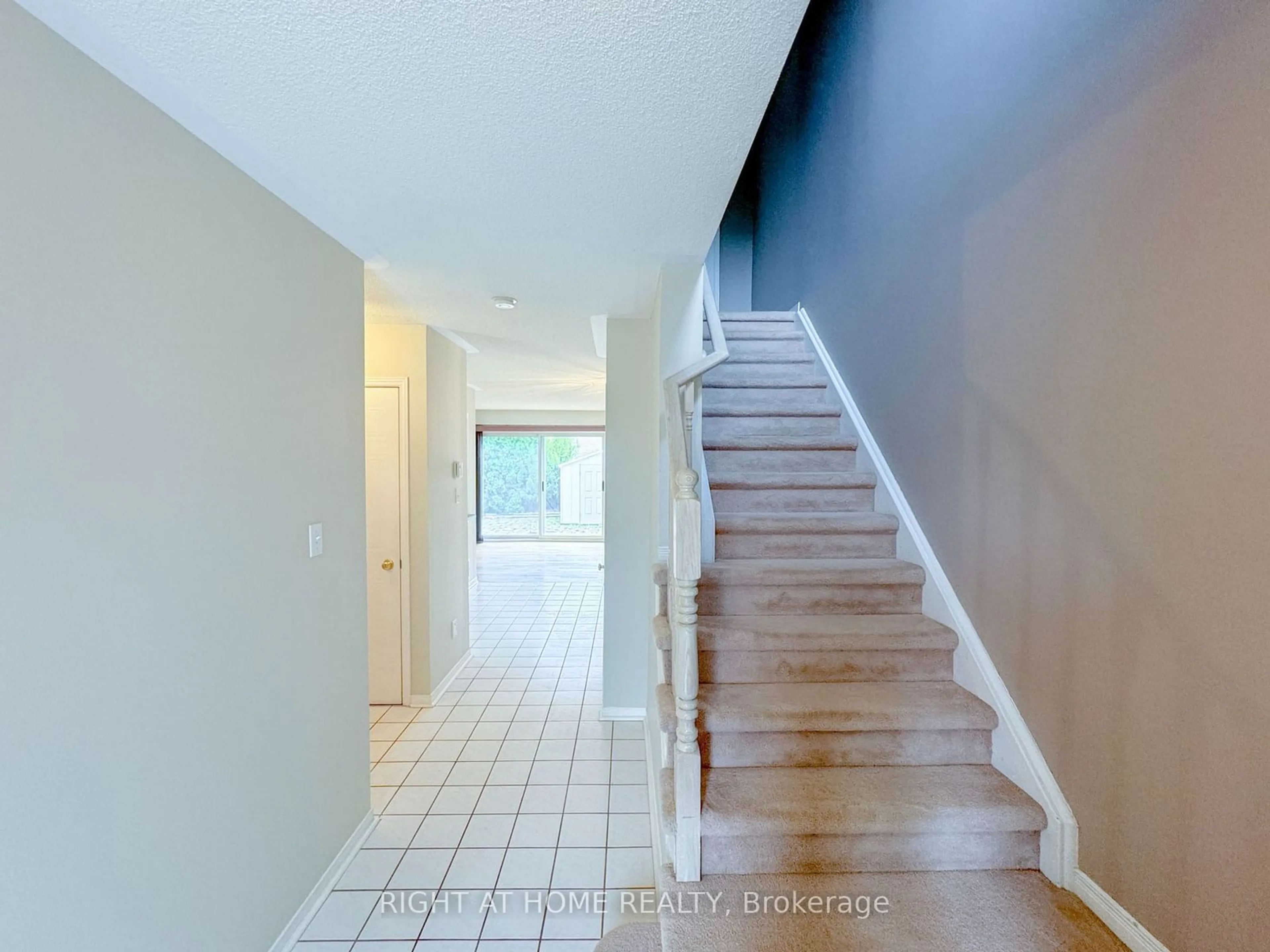 Indoor entryway for 60 WESTLAND St, St. Catharines Ontario L2S 3W8