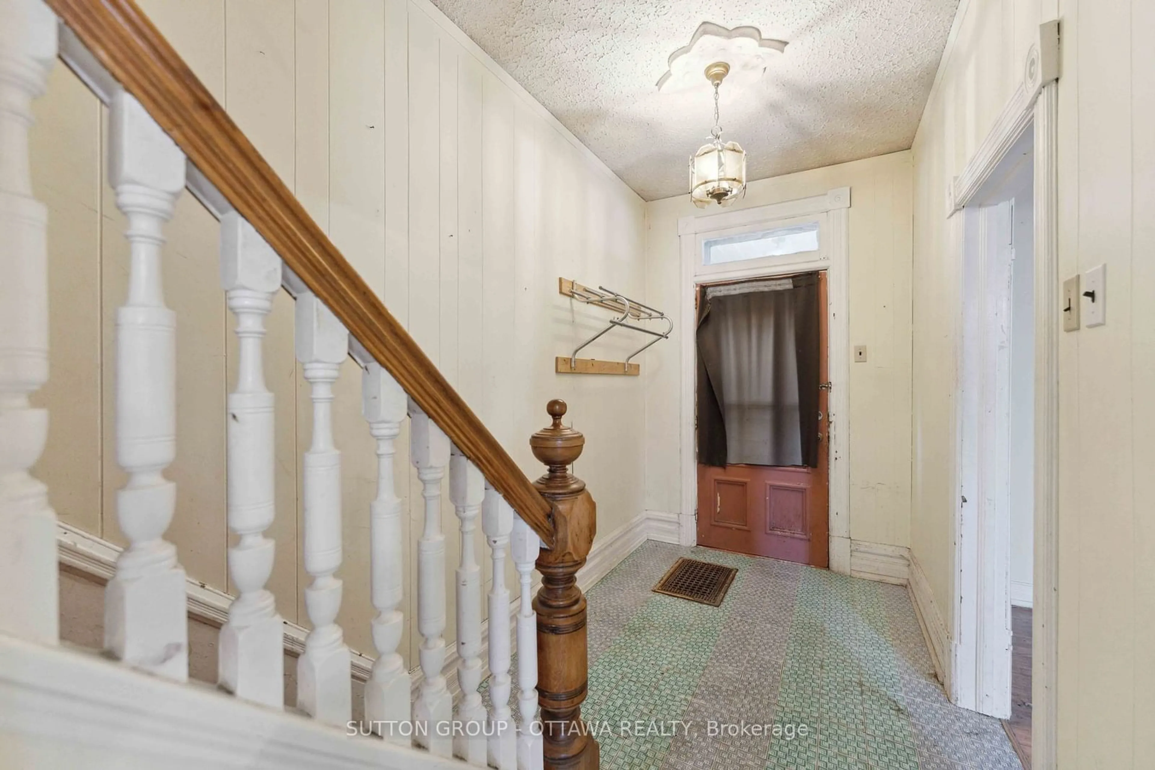 Indoor foyer for 212 Cambridge St, West Centre Town Ontario K1R 7A9