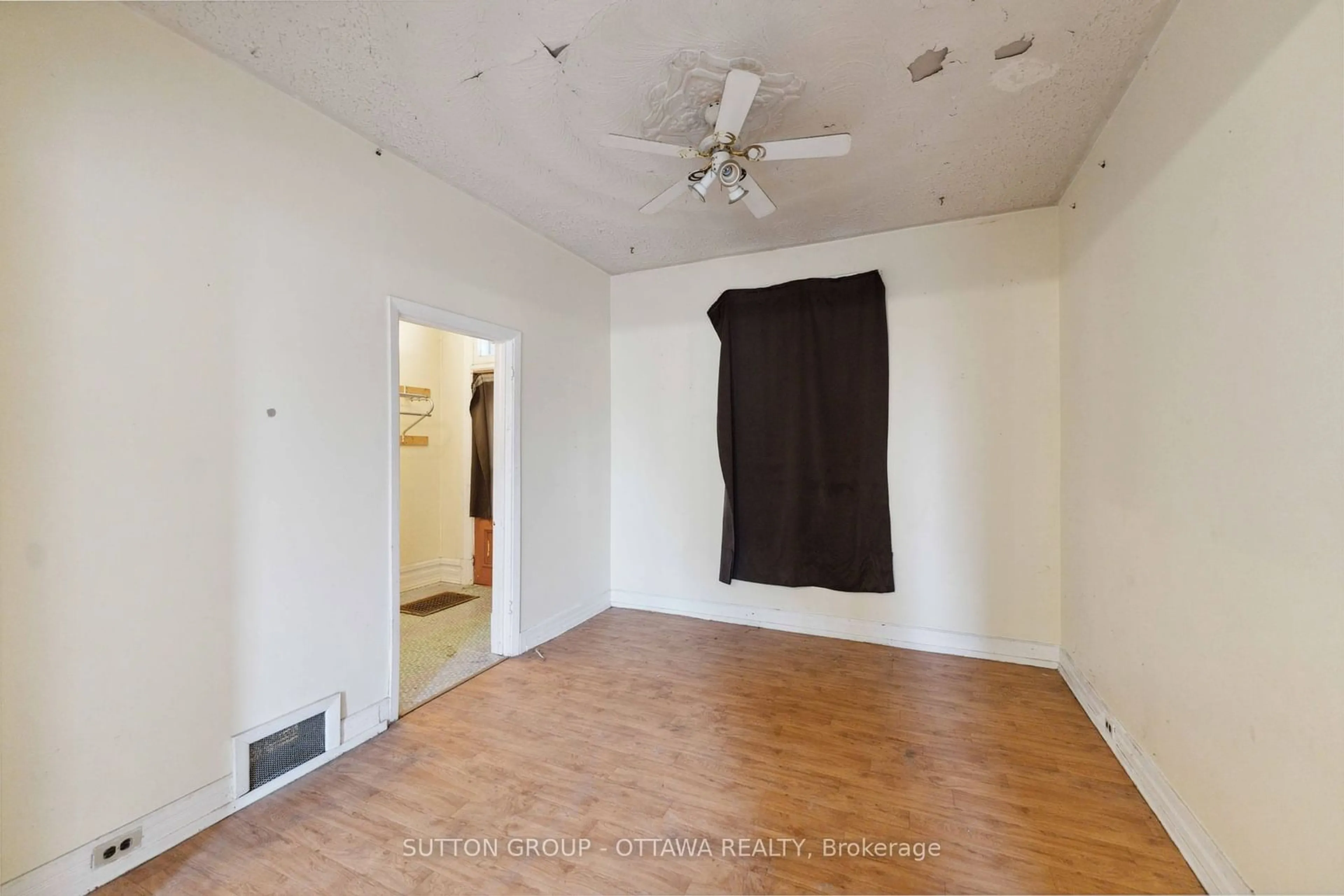 A pic of a room for 212 Cambridge St, West Centre Town Ontario K1R 7A9