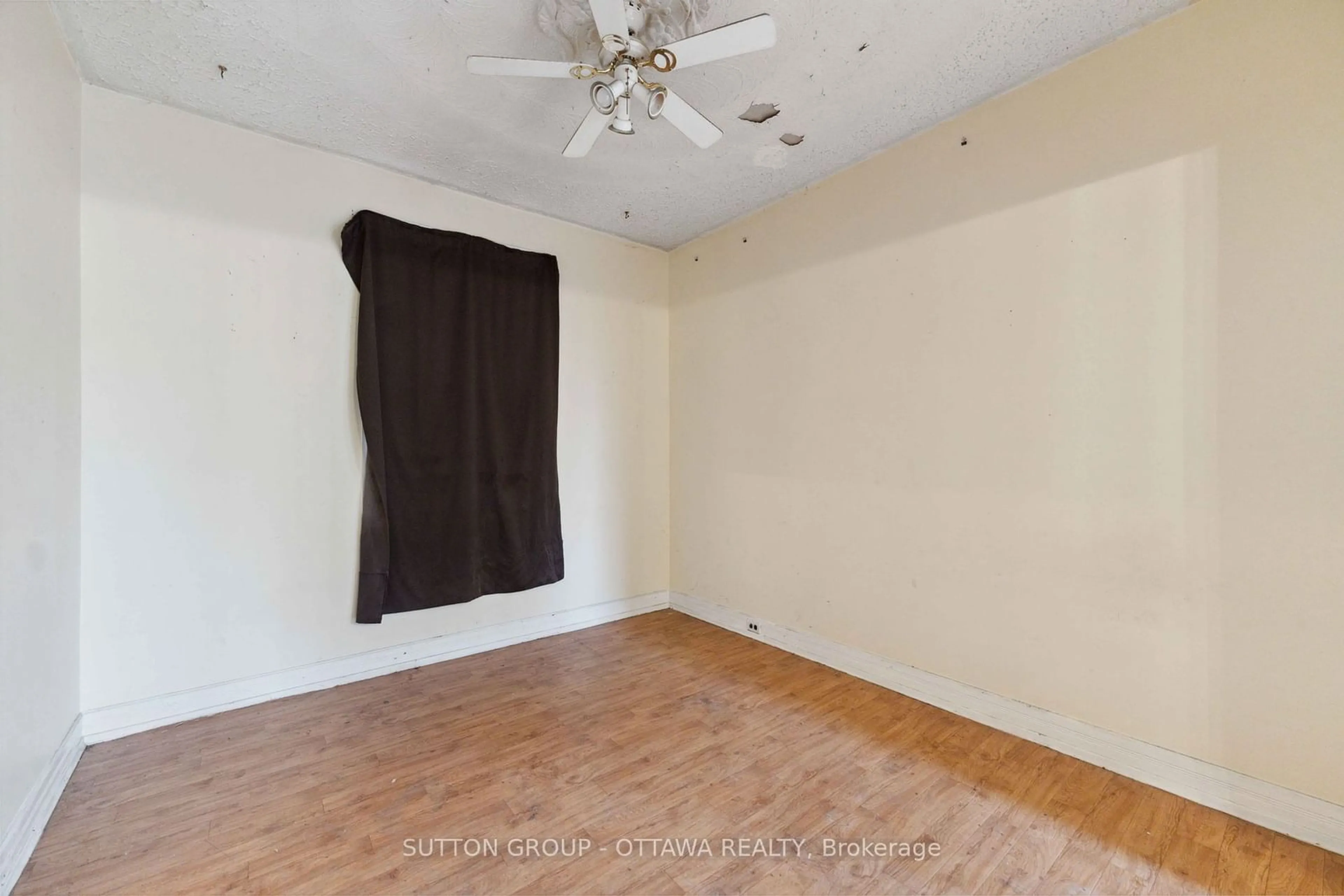 A pic of a room for 212 Cambridge St, West Centre Town Ontario K1R 7A9