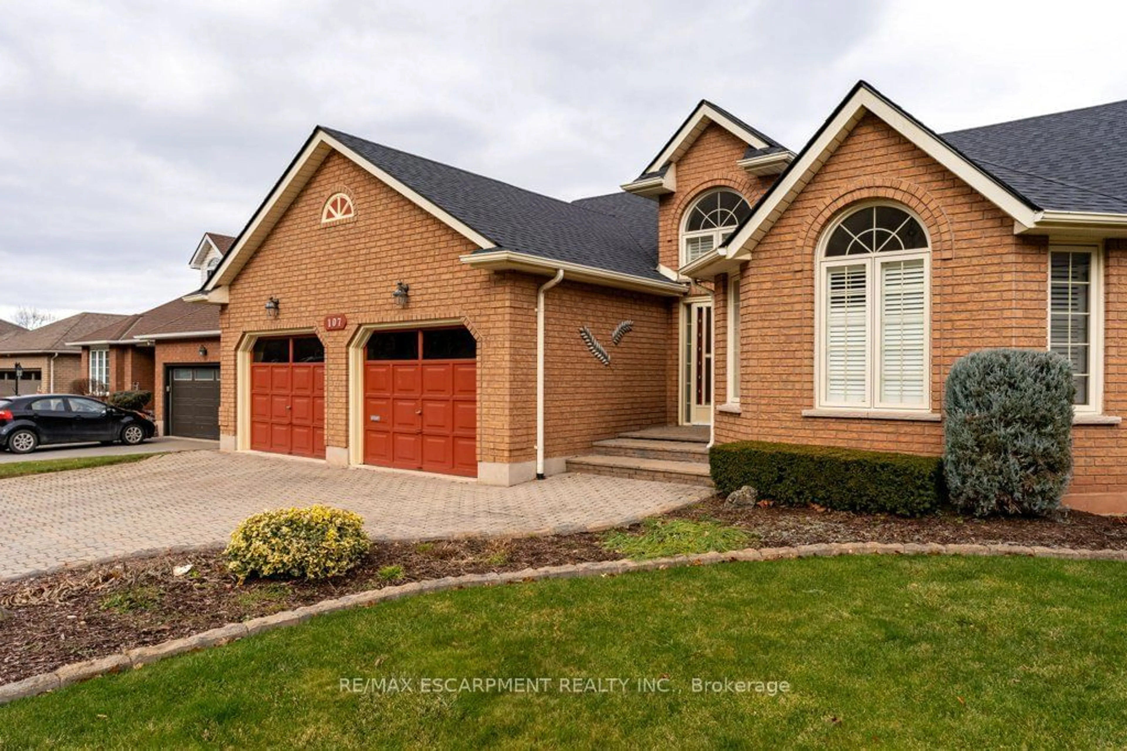 Home with brick exterior material, street for 107 Dorchester Dr, Grimsby Ontario L3M 5H5