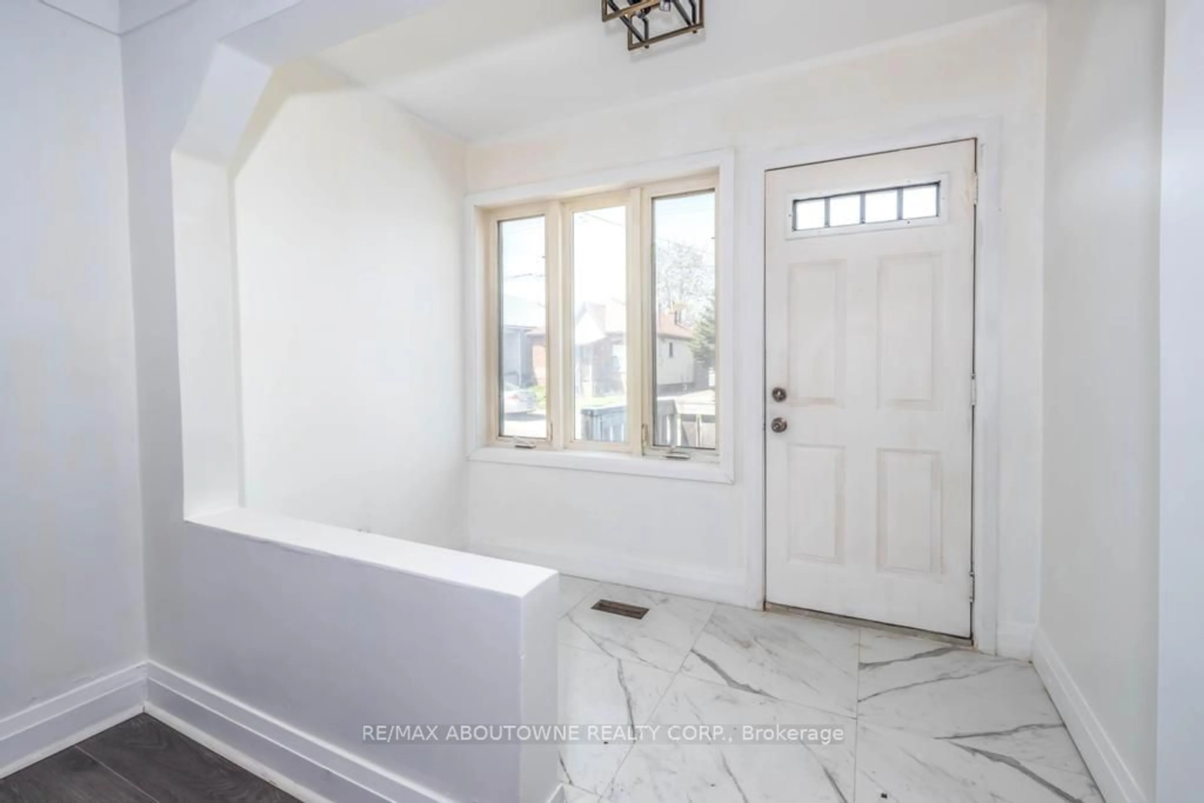 Indoor entryway for 126 HARMONY Ave, Hamilton Ontario L8H 4Y3