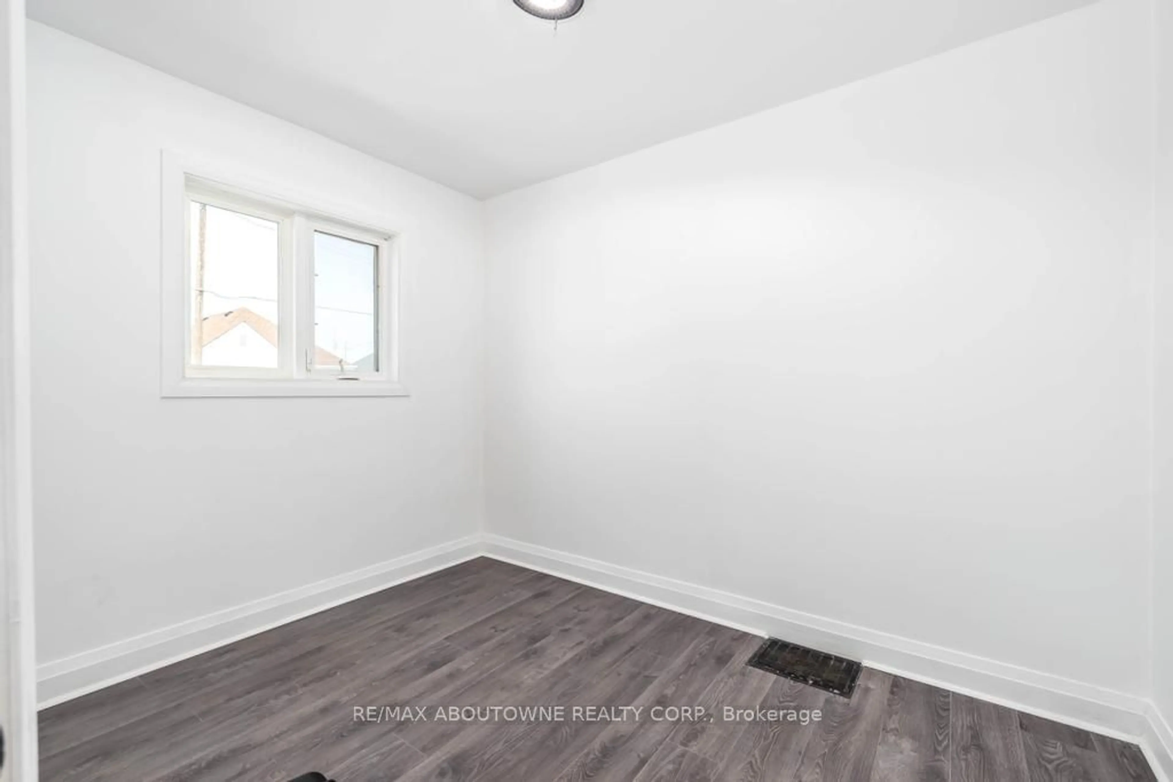 A pic of a room for 126 HARMONY Ave, Hamilton Ontario L8H 4Y3