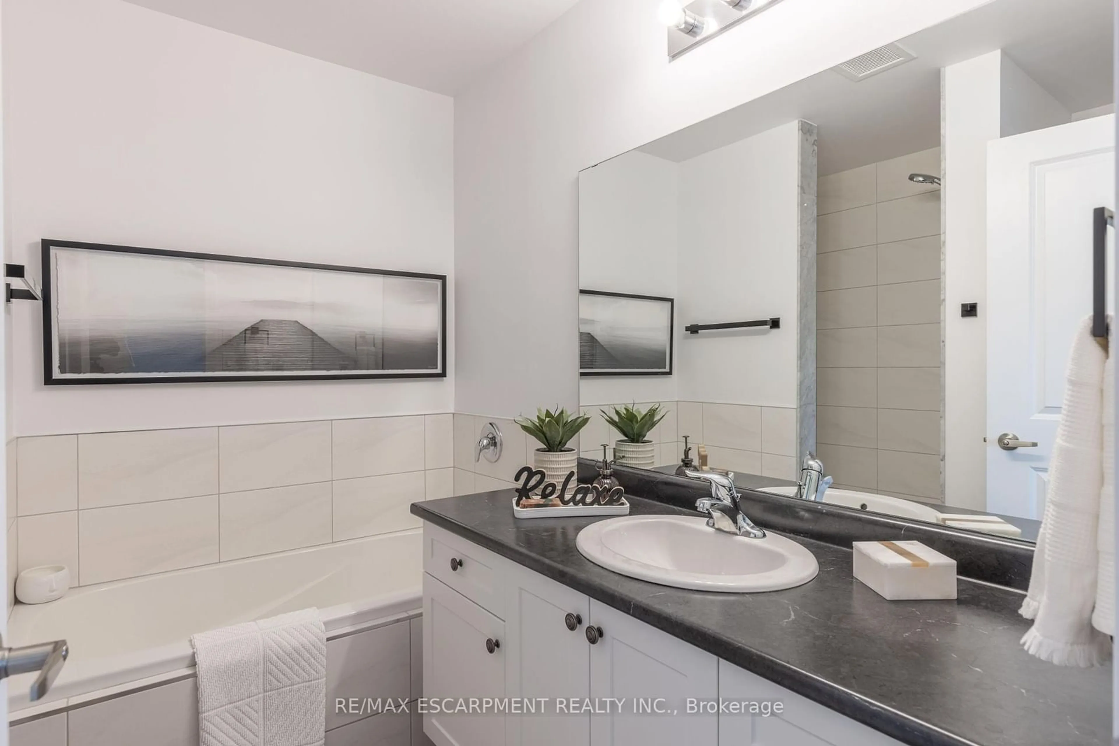 Standard bathroom, ceramic/tile floor for 5055 Greenlane Rd #633, Lincoln Ontario L0R 1B3