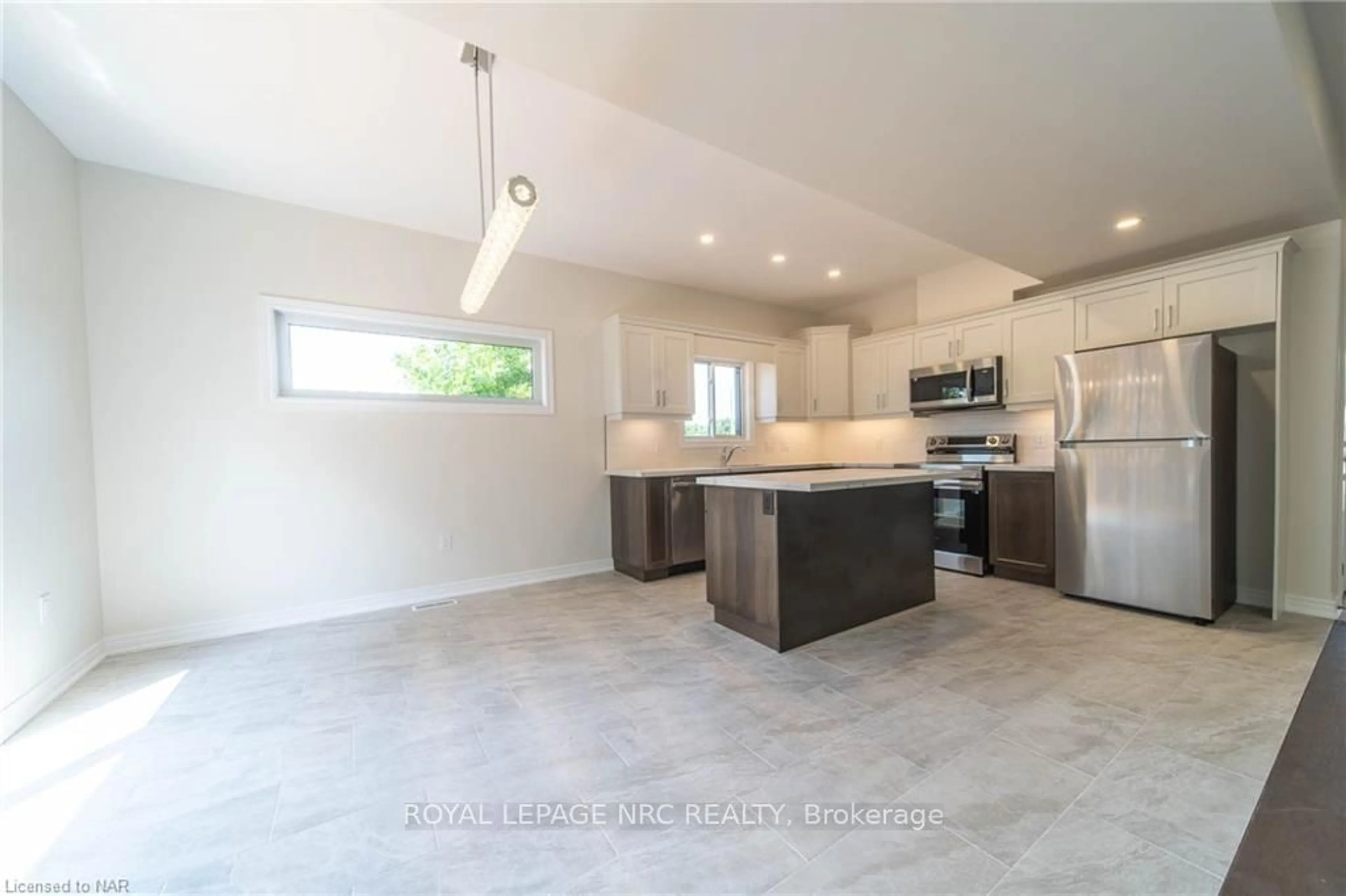 Open concept kitchen, ceramic/tile floor for 427 VINE St #B, St. Catharines Ontario L2M 3S6