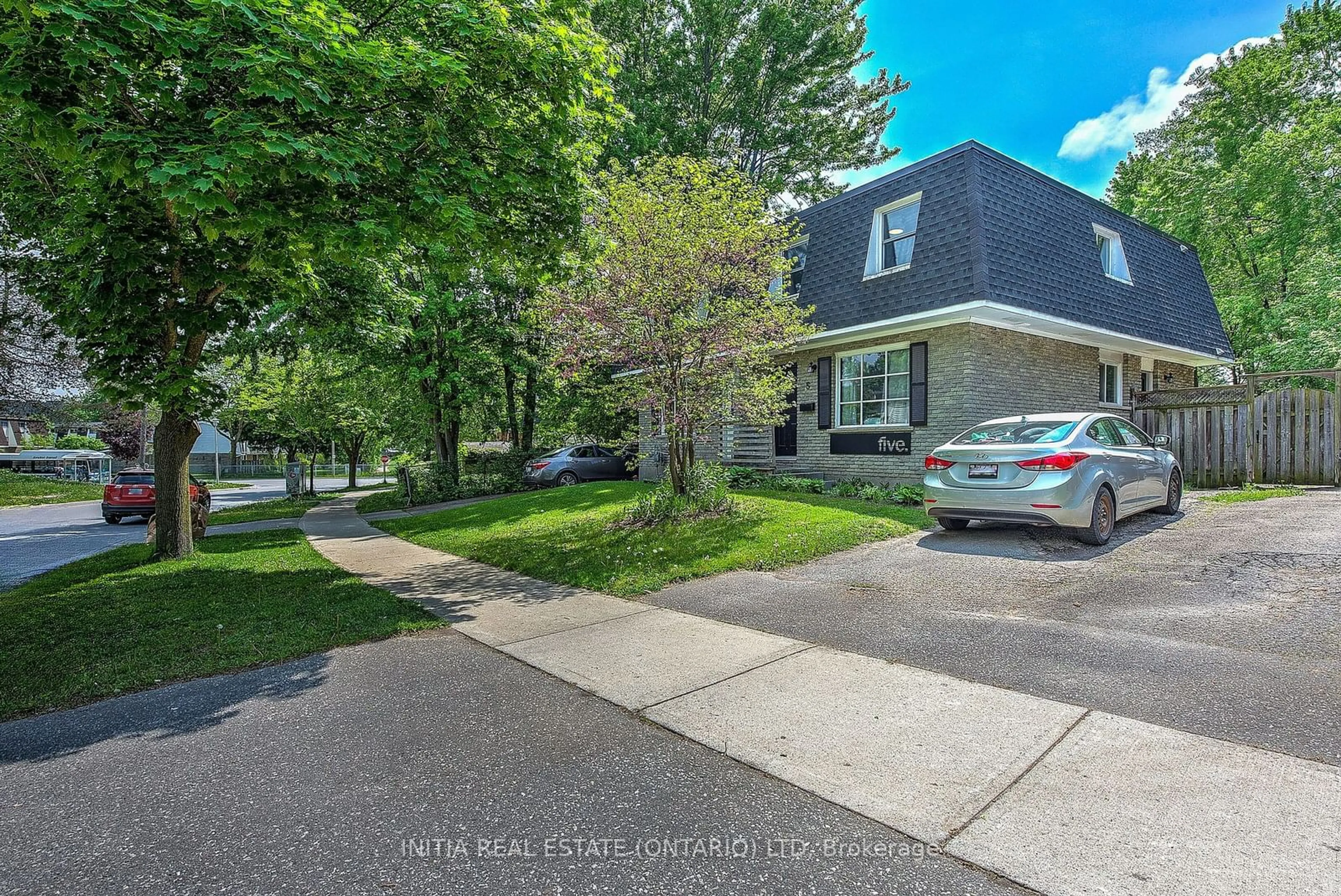 A pic from outside/outdoor area/front of a property/back of a property/a pic from drone, street for 5 Ardsley Rd, London Ontario N6G 2W3