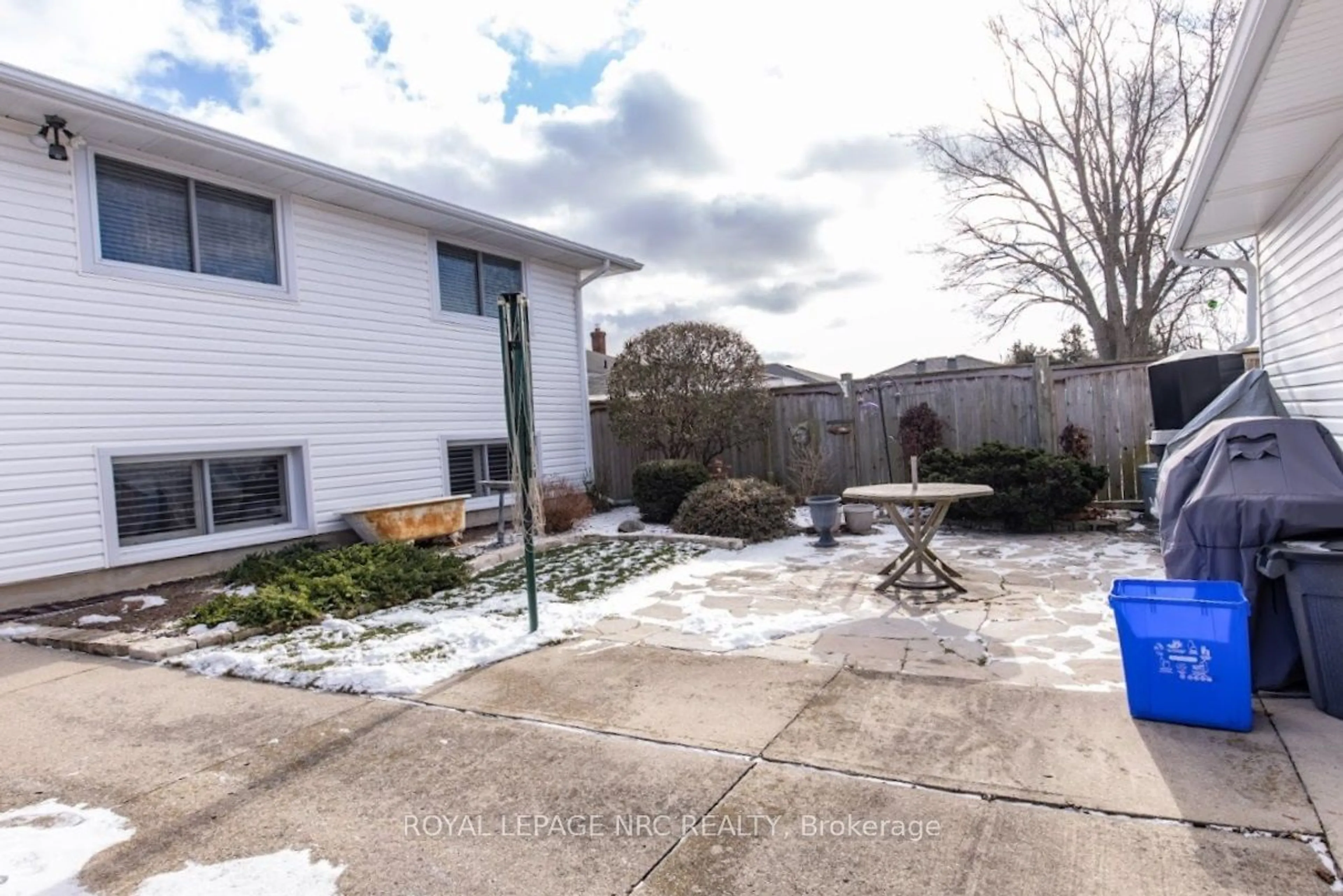 Patio, street for 270 Marshall Ave, Welland Ontario L3C 2N4