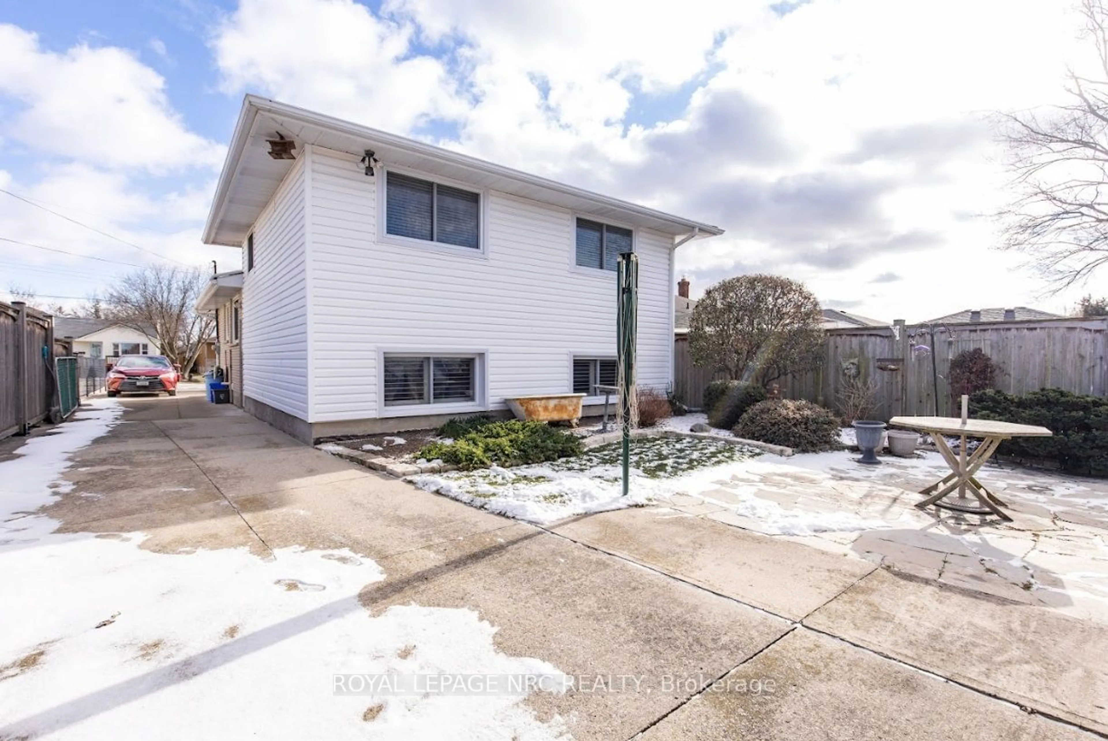 A pic from outside/outdoor area/front of a property/back of a property/a pic from drone, street for 270 Marshall Ave, Welland Ontario L3C 2N4