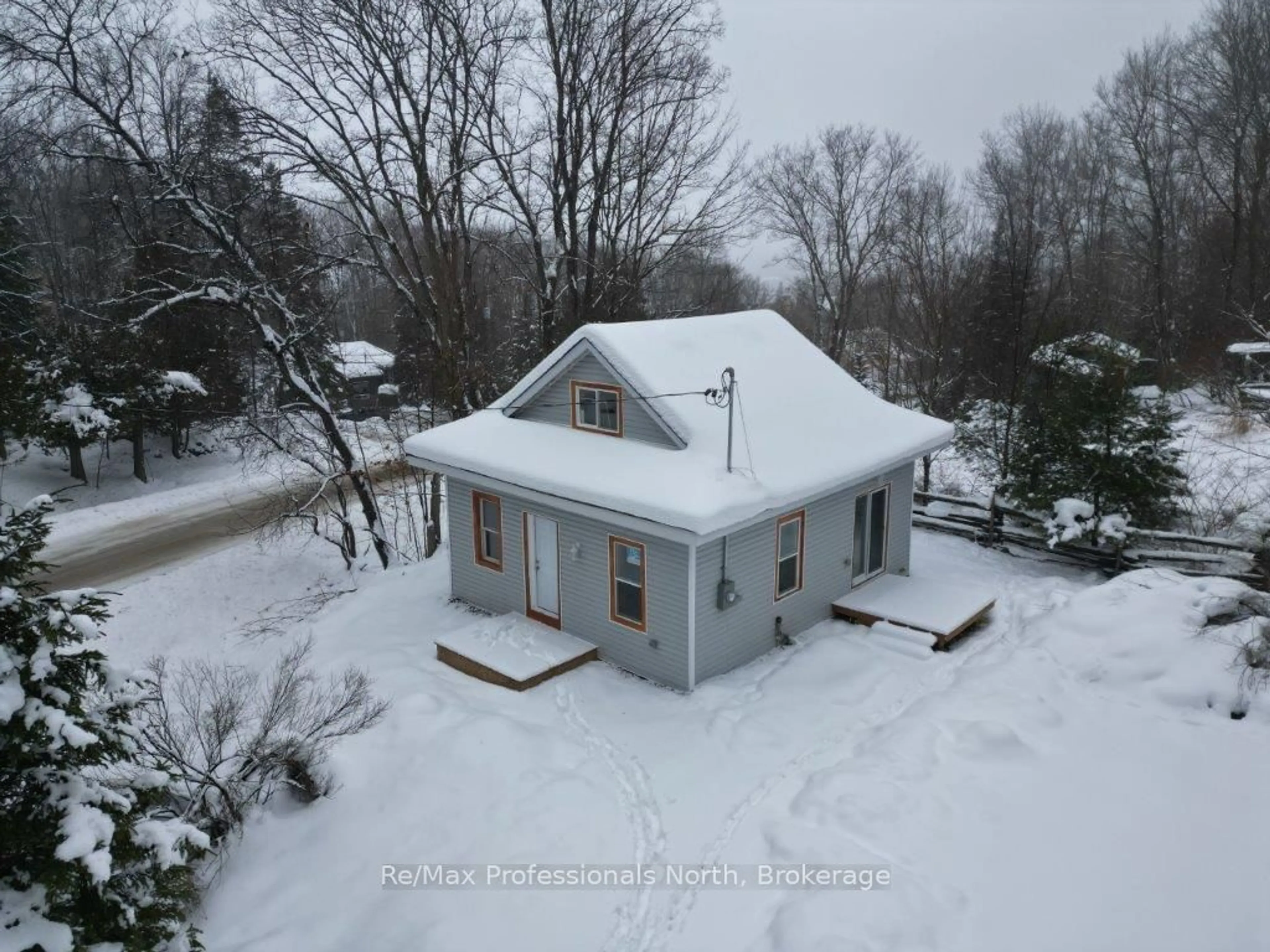 A pic from outside/outdoor area/front of a property/back of a property/a pic from drone, building for 512 Mountain St, Dysart et al Ontario K0M 2K0