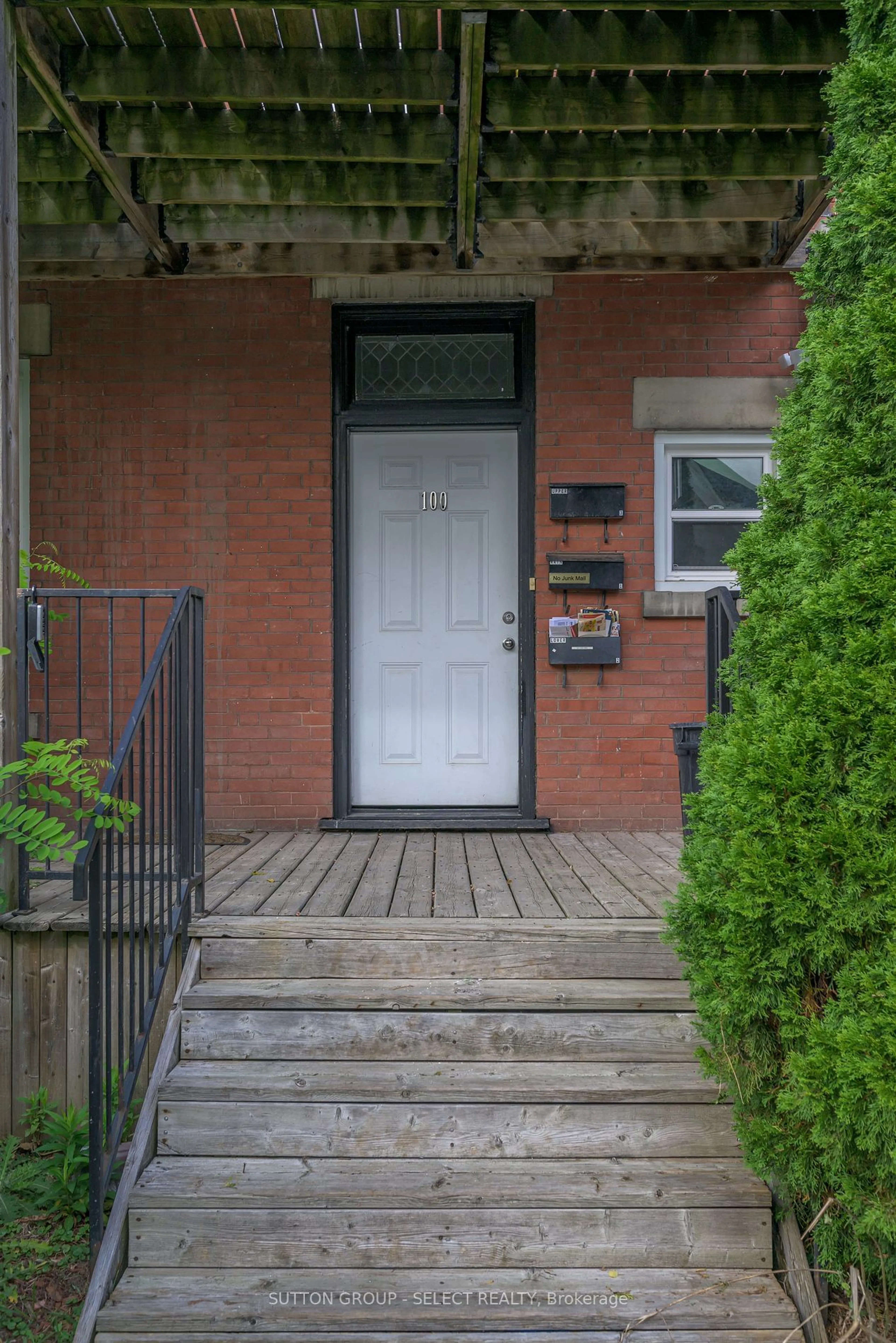 Indoor entryway for 100 Mcclary Ave, London Ontario N6C 1P8