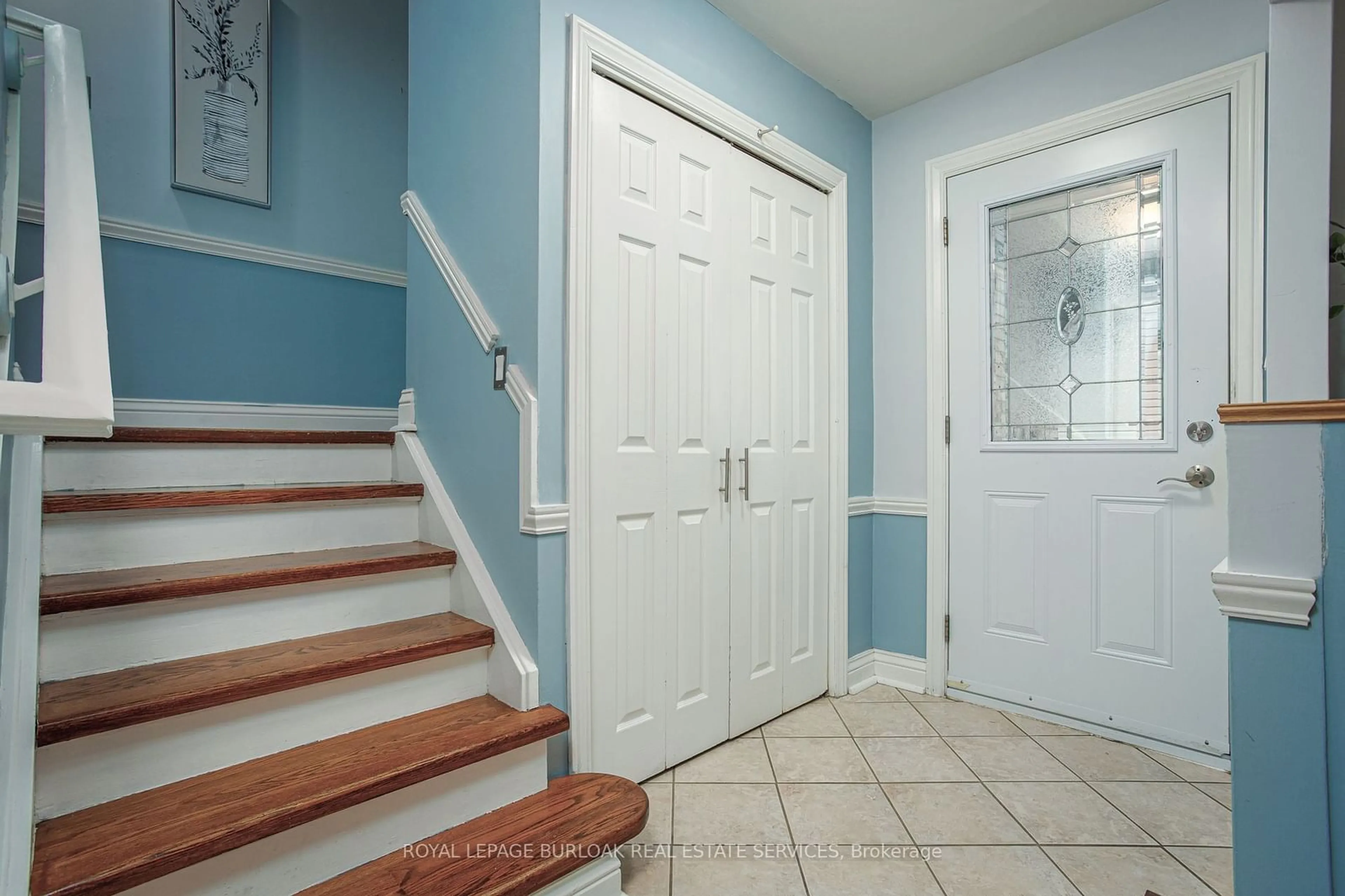 Indoor entryway for 7984 Michael St, Niagara Falls Ontario L2H 2B7