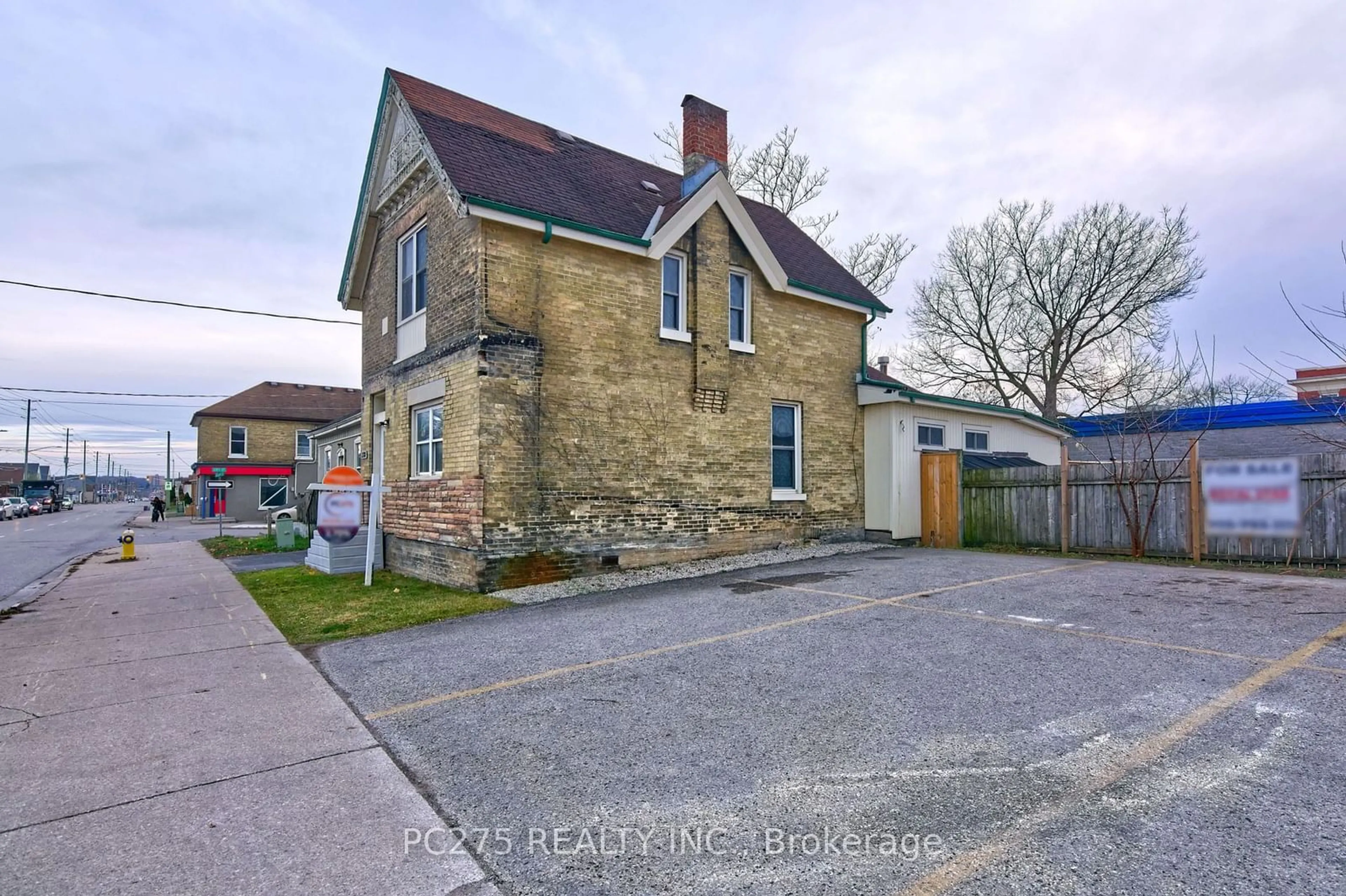 A pic from outside/outdoor area/front of a property/back of a property/a pic from drone, street for 173 Adelaide St, London Ontario N6B 3H1